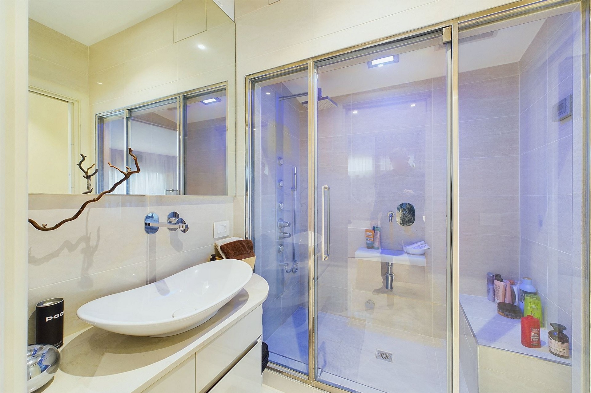 Modernes Badezimmer mit Glasdusche und Aufsatzwaschbecken