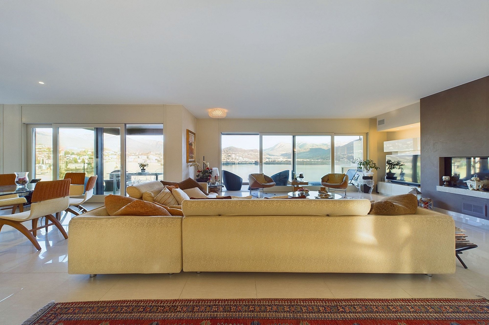 Großzügiges Wohnzimmer mit Panoramablick