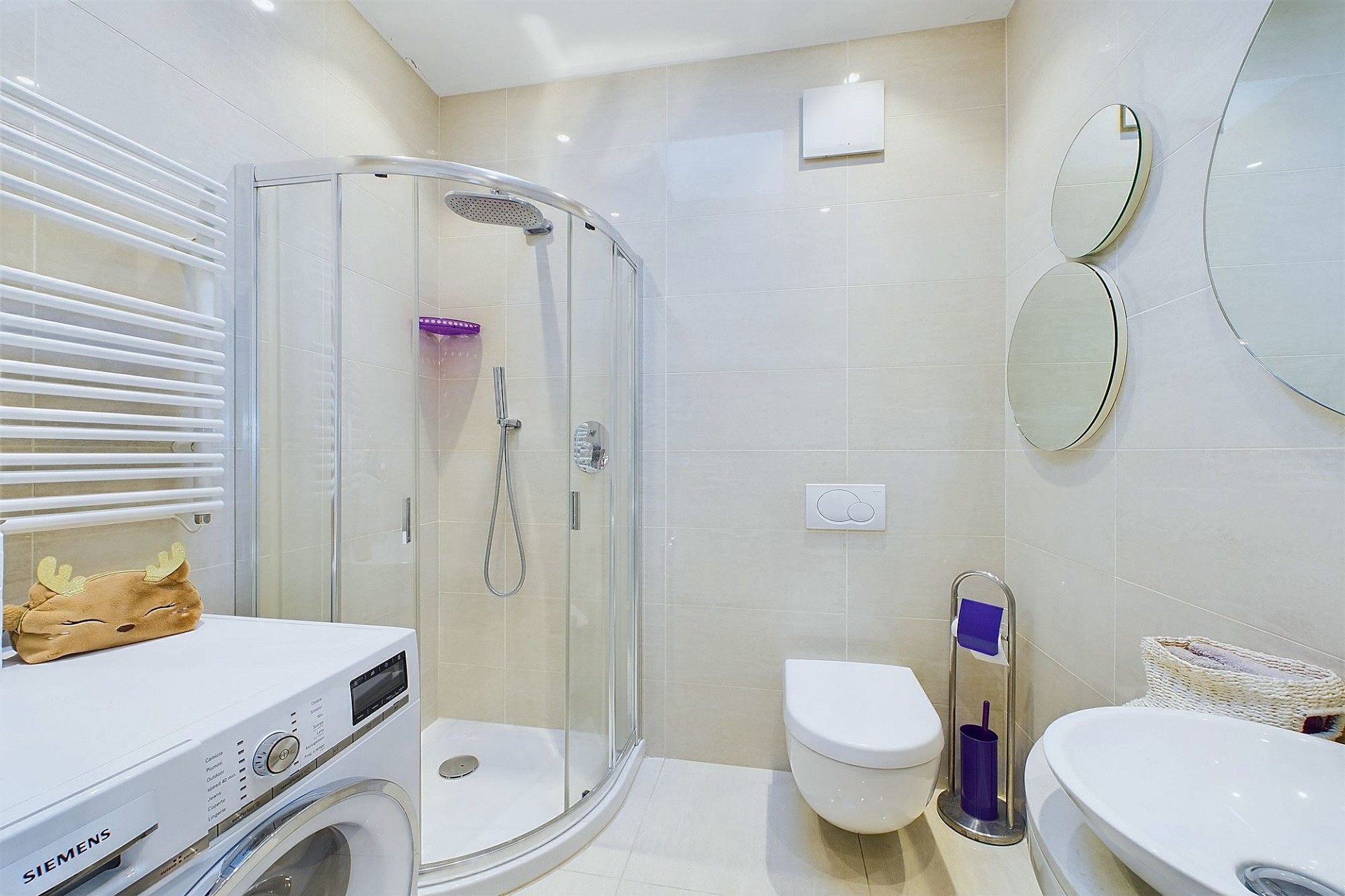 Modernes Badezimmer mit Duschkabine und WC