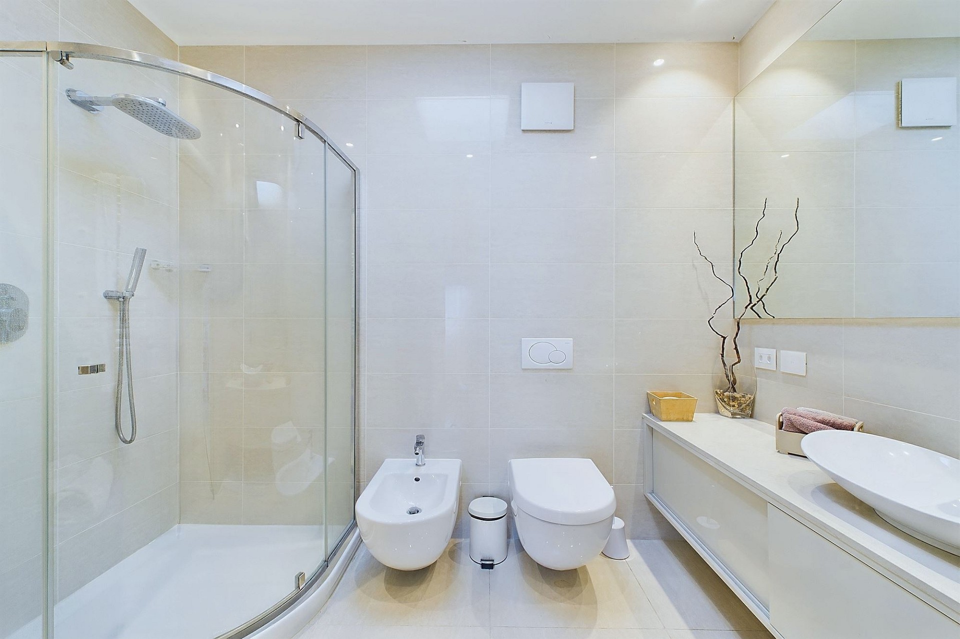 Modernes Badezimmer mit begehbarer Dusche