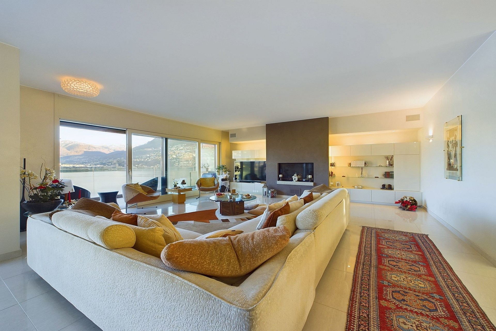 Großzügiges modernes Wohnzimmer mit Seeblick