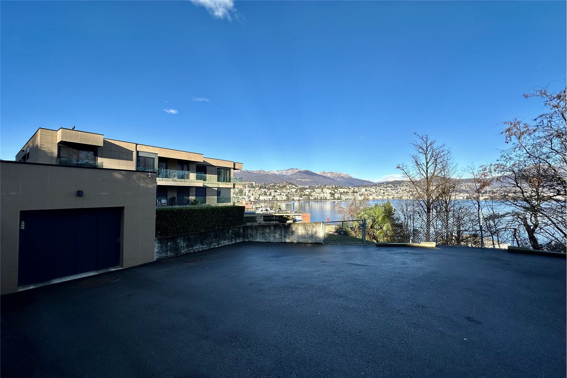 Moderne Außenansicht mit Seeblick