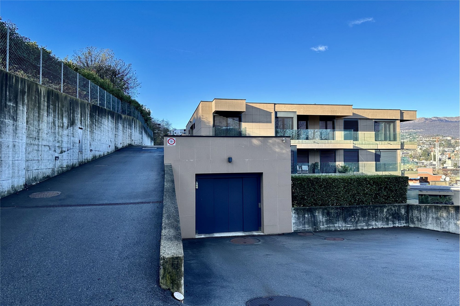 Moderne Wohnanlage mit Zufahrt und Garage
