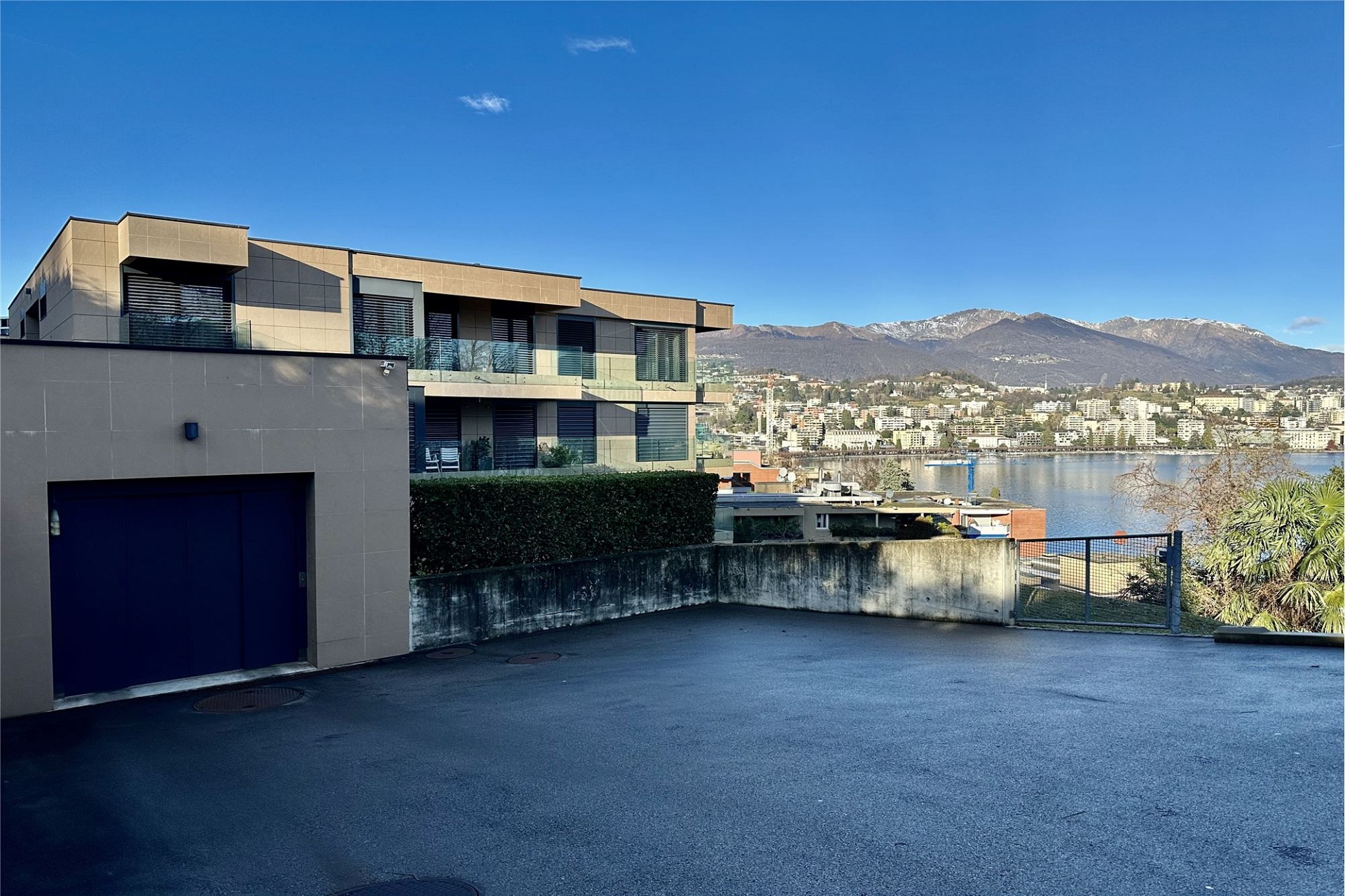 Moderne Wohnanlage mit Seeblick
