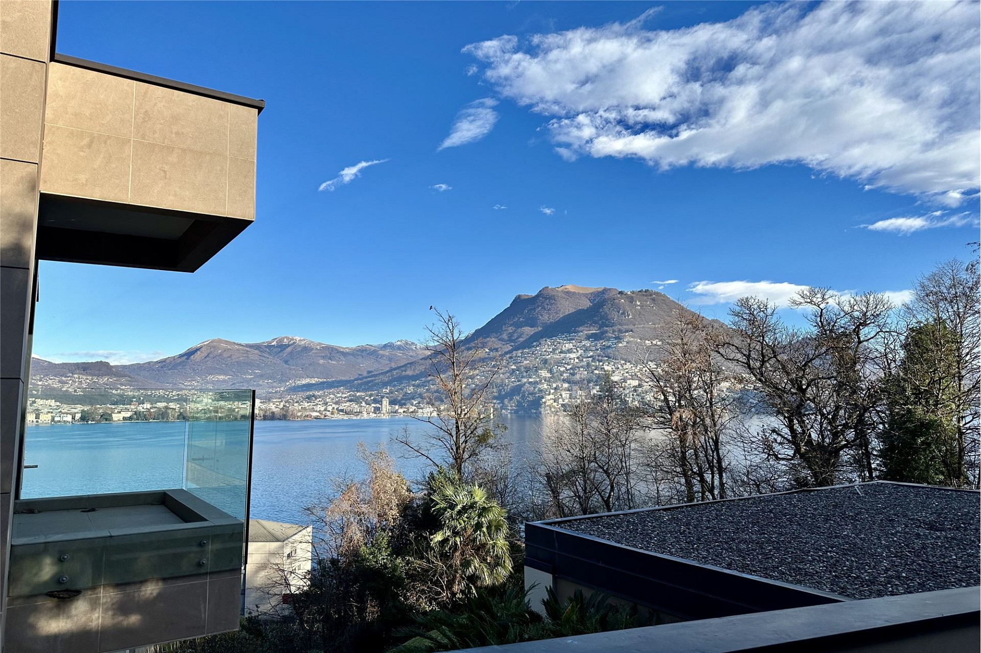 Berg- und Seeblick von einem Balkon