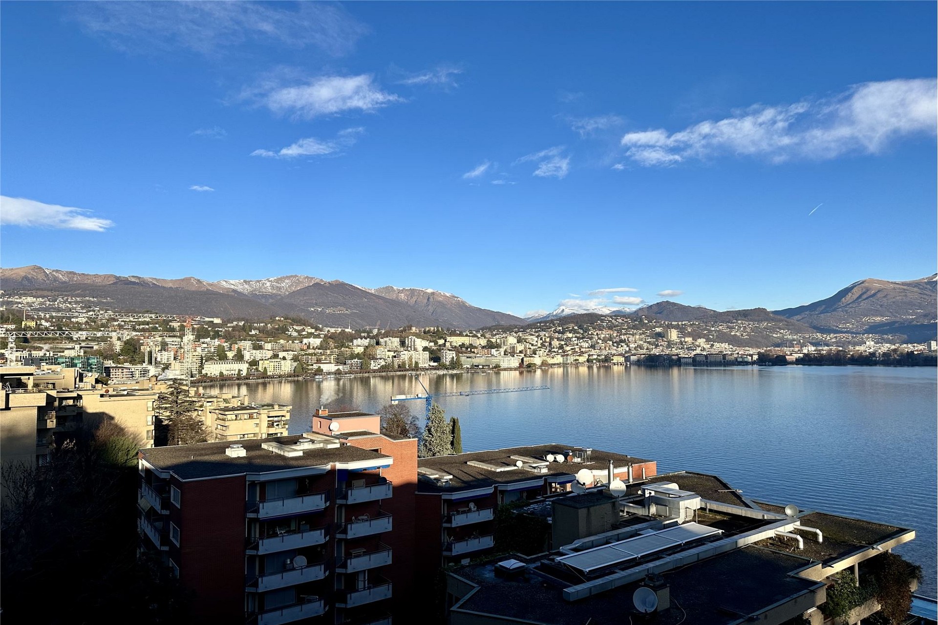 Seeblick mit Bergen