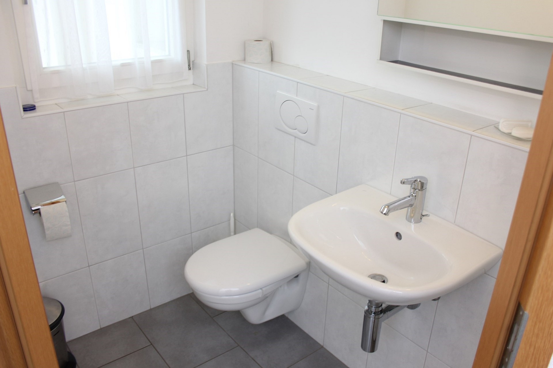 Kleines modernes Gäste-WC