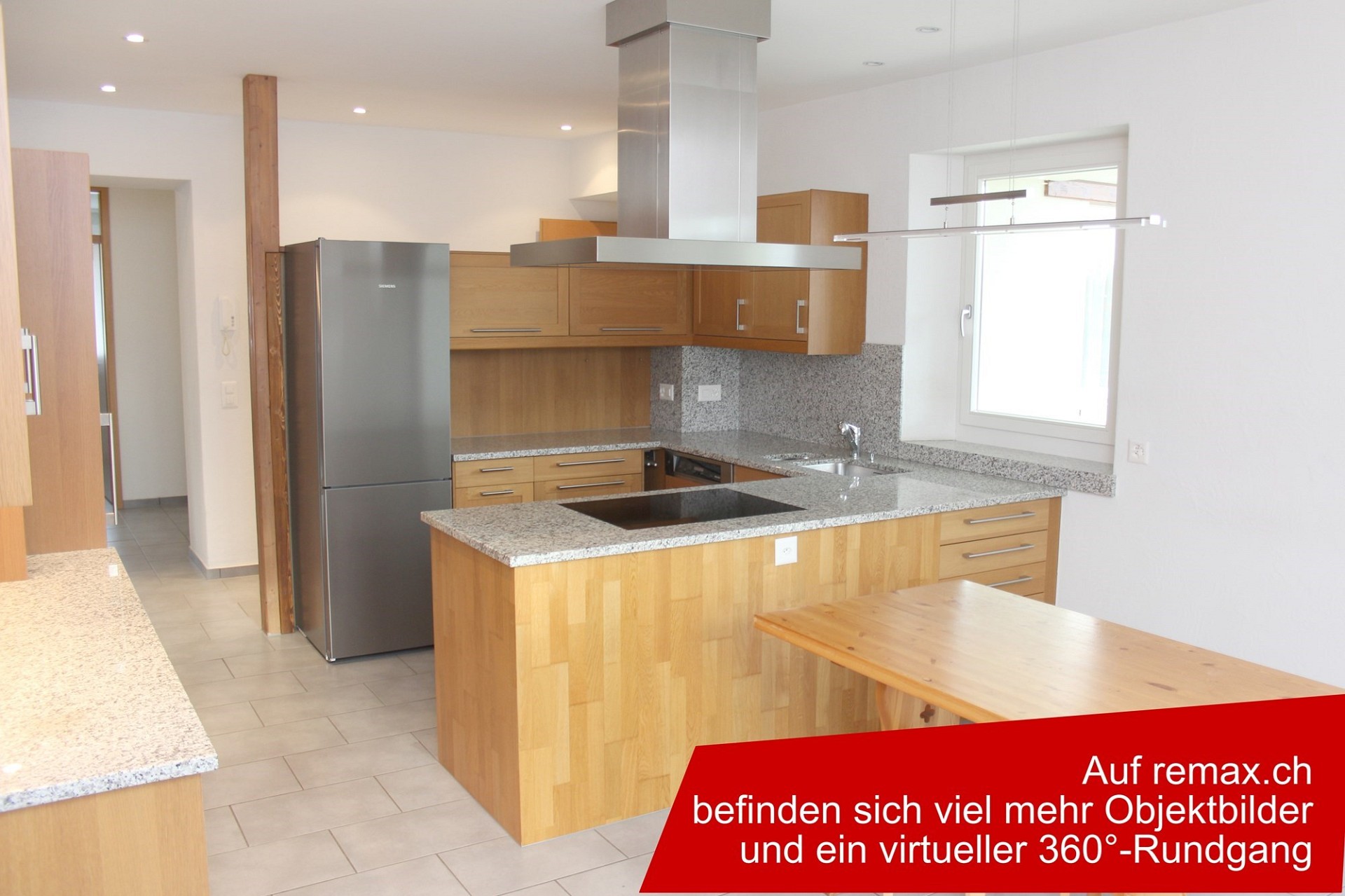Moderne offene Küche mit Kochinsel