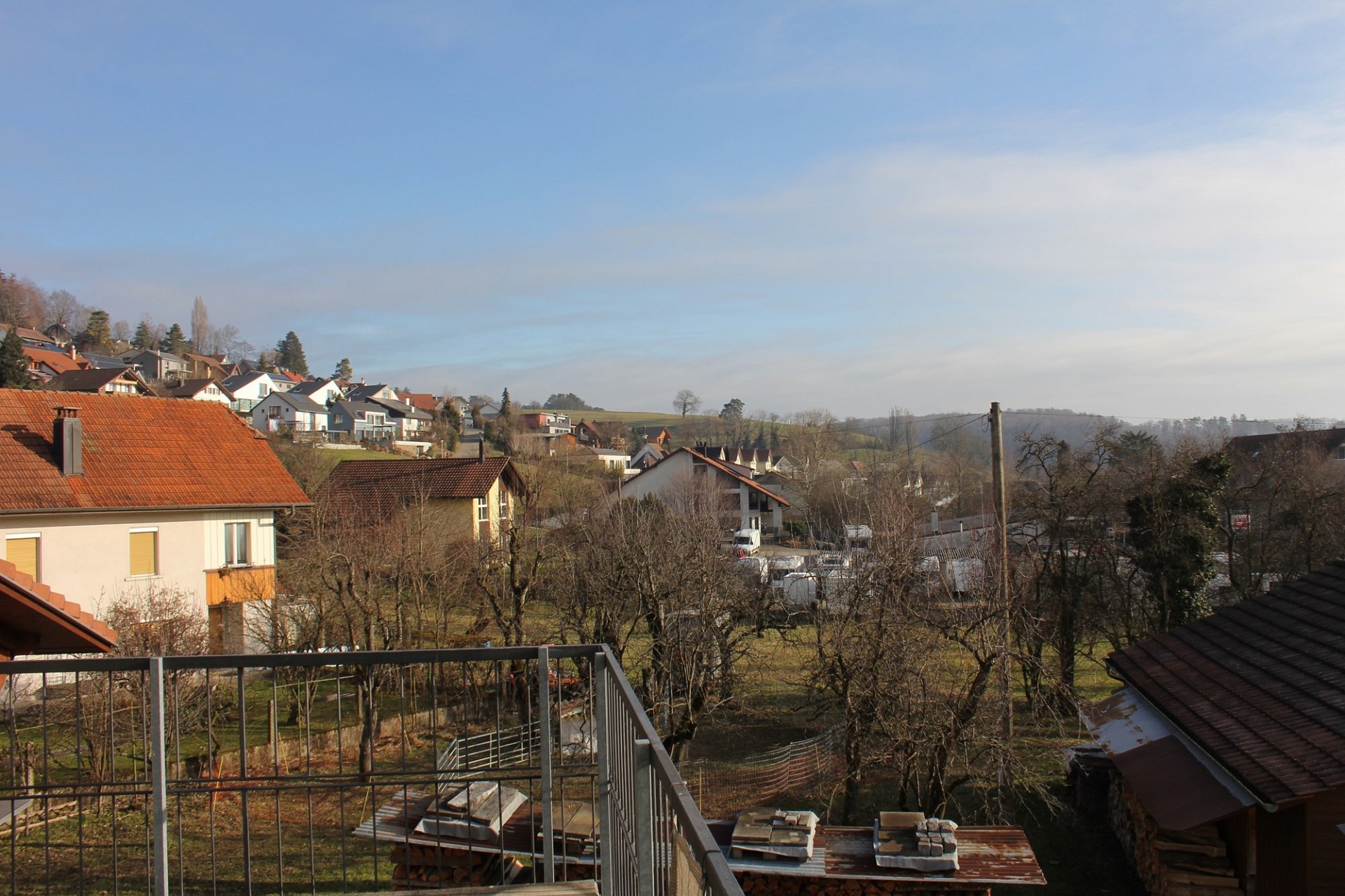Balkonblick über ein Wohngebiet
