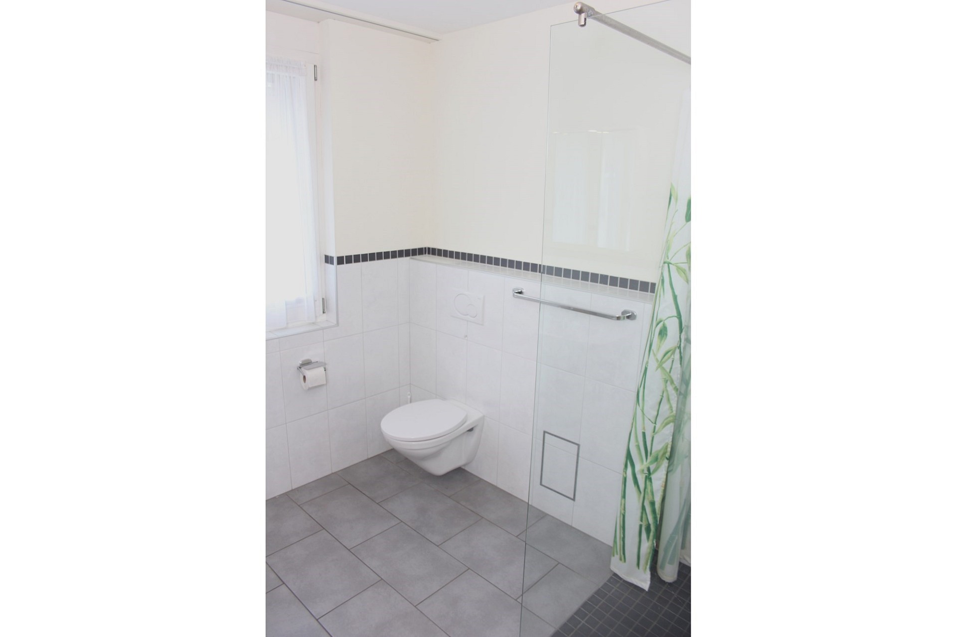 Modernes Gäste-WC mit begehbarer Dusche