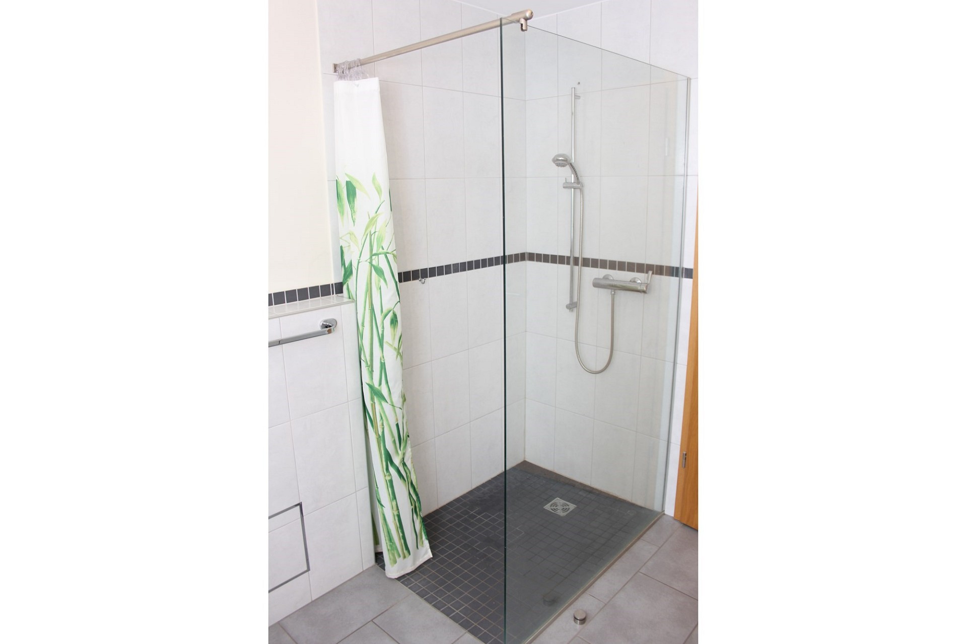 Moderne Duschkabine mit Glasabtrennung