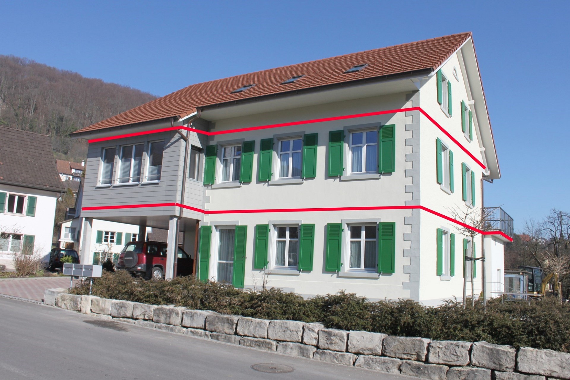 Außenansicht eines Wohnhauses mit grünen Fensterläden
