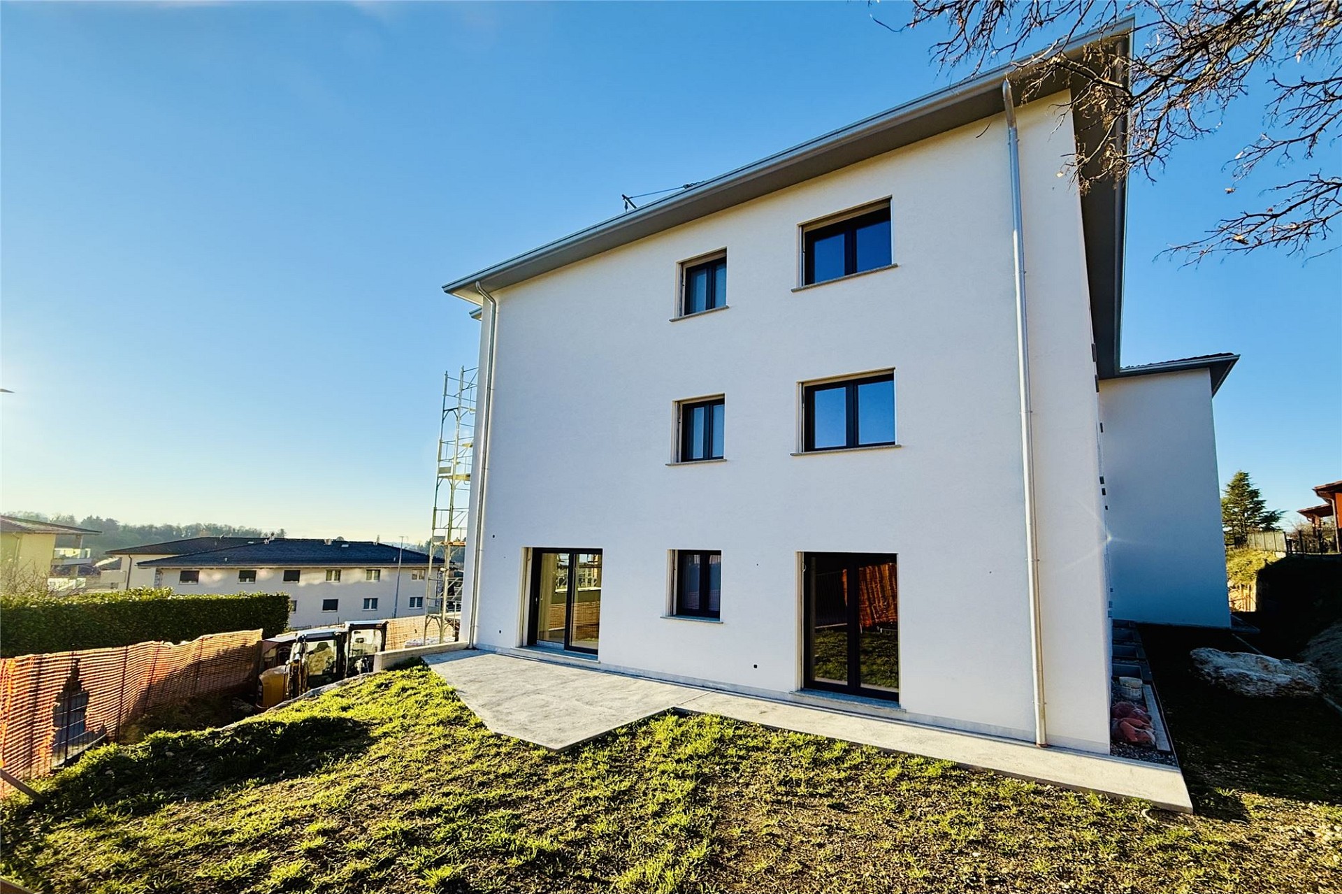 Moderne weiße Hausfassade mit Garten