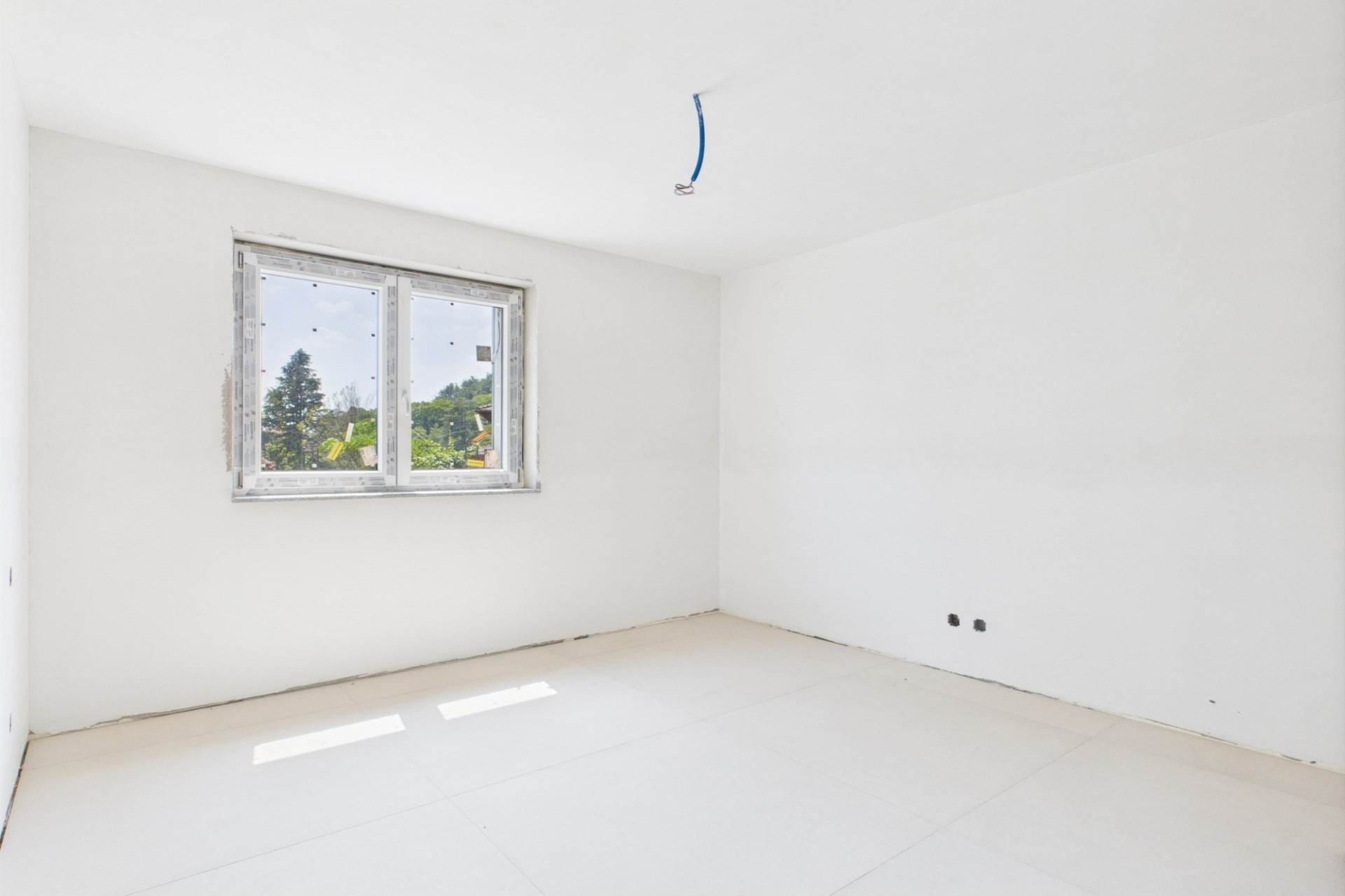 Unfertiger leerer Raum mit Fenster
