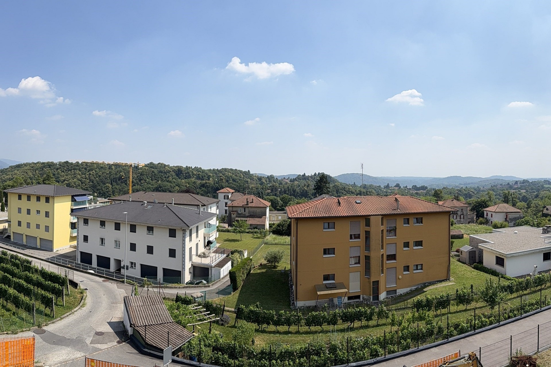 Wohngebiet mit Hügellandschaft