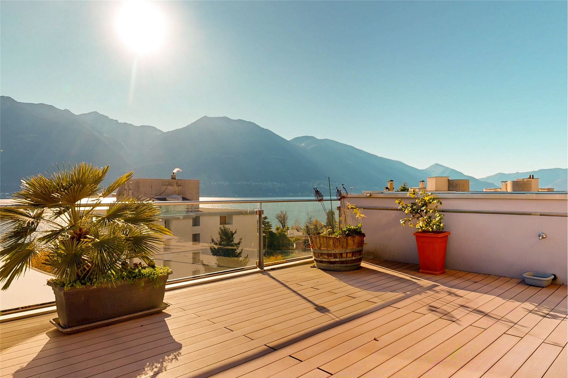 Dachterrasse mit Berg- und Seeblick