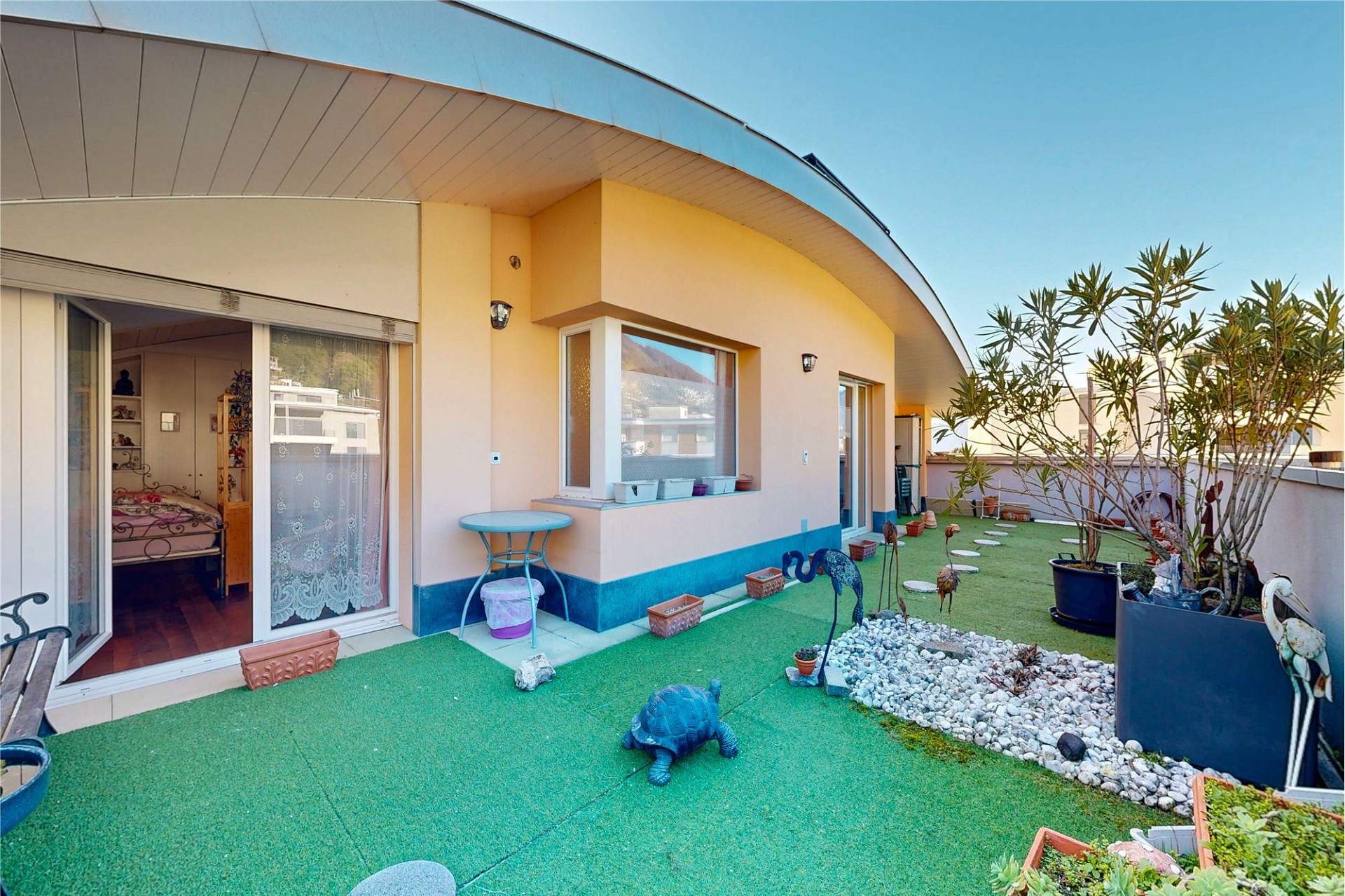 Dachterrasse mit bepflanztem Außenbereich