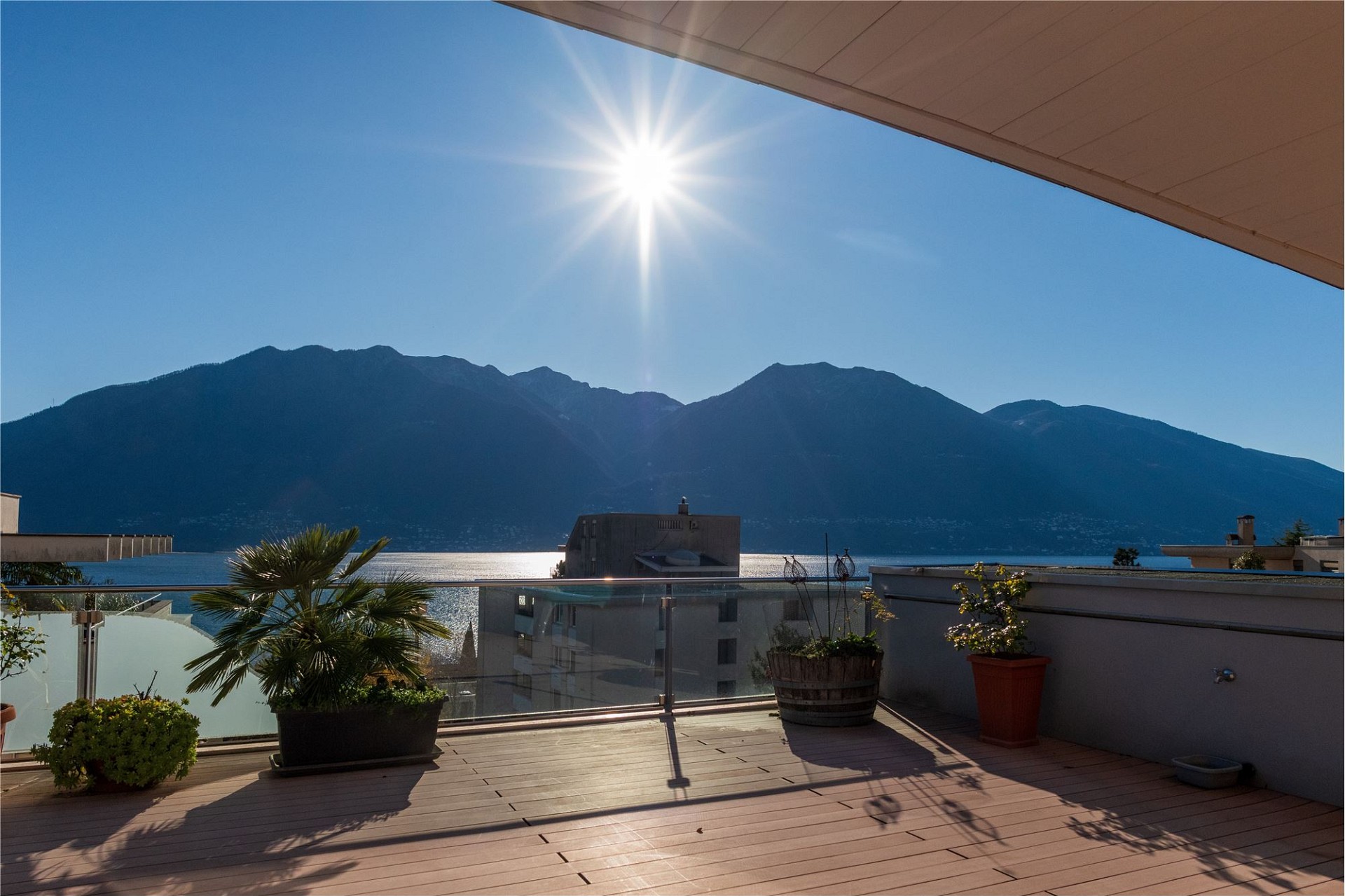 Dachterrasse mit Seeblick und Bergpanorama