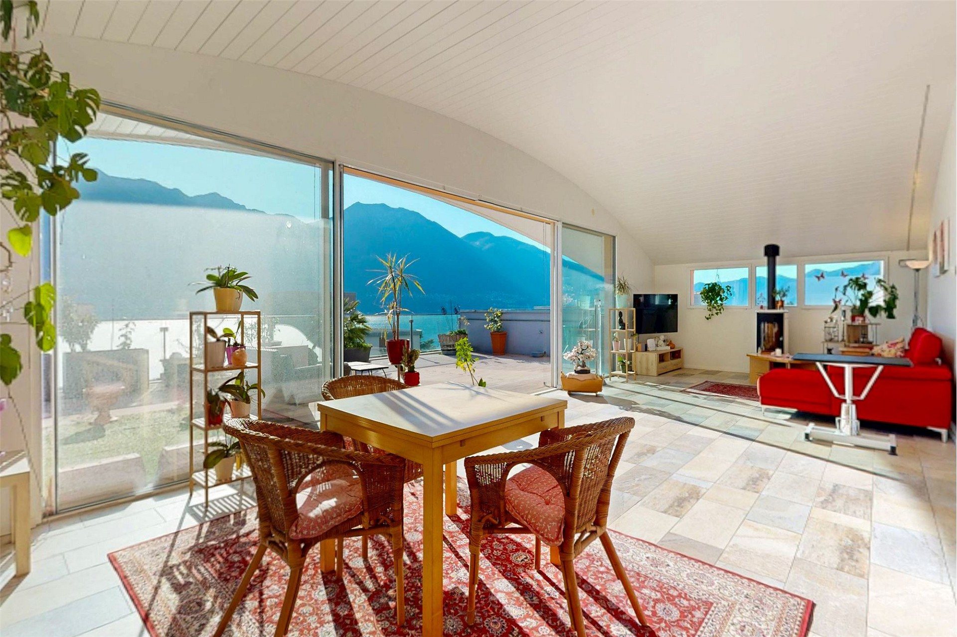 Heller Wohn- und Essbereich mit Meer- und Bergblick