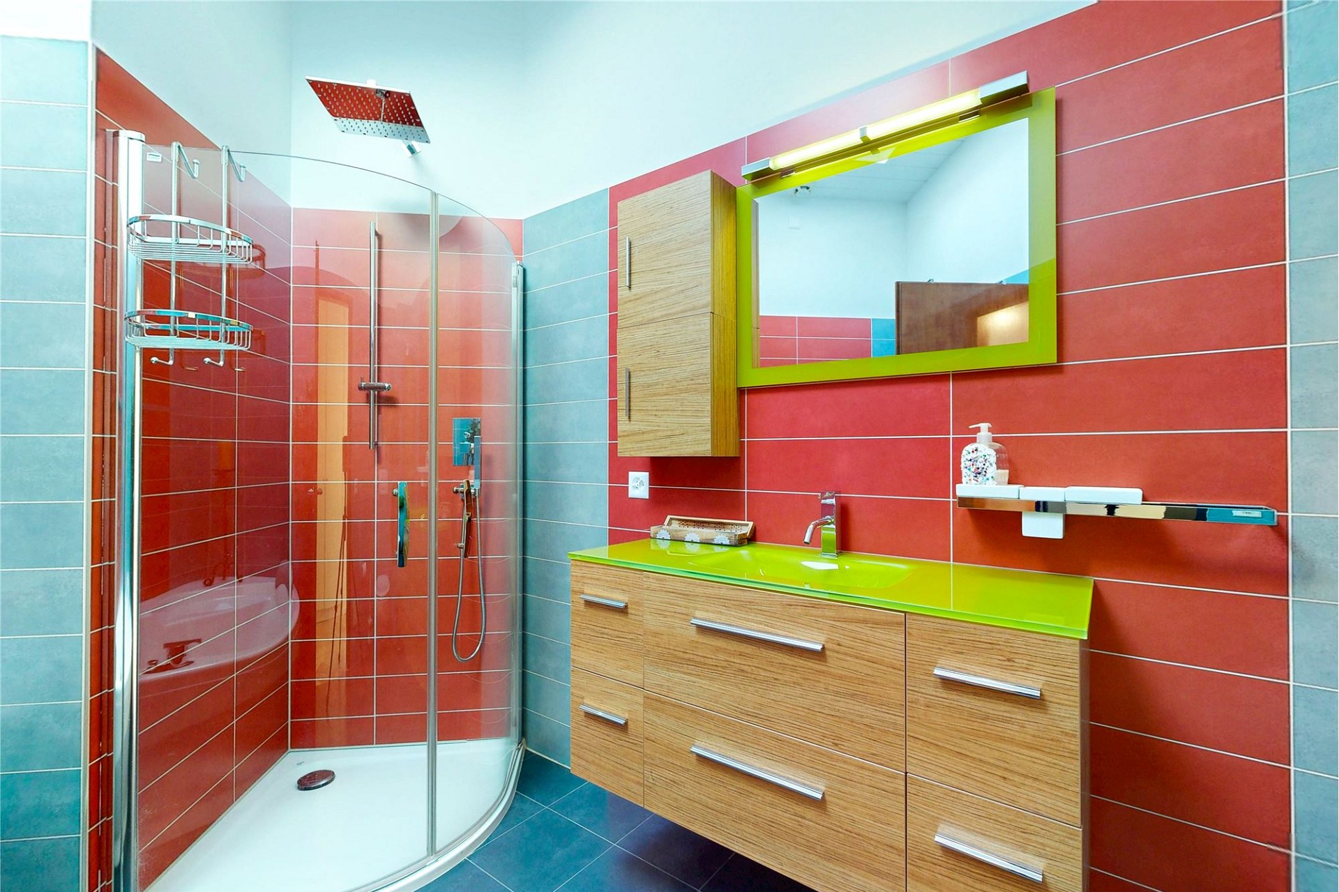 Modernes Badezimmer mit farbiger Dusche und Waschtisch