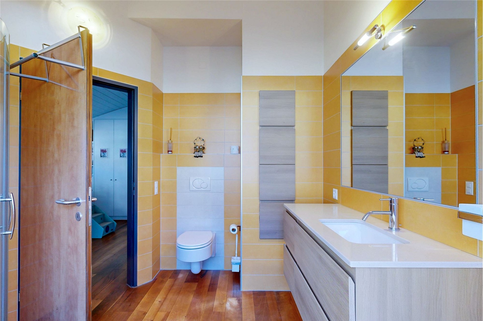 Modernes Bad mit WC und Waschtisch