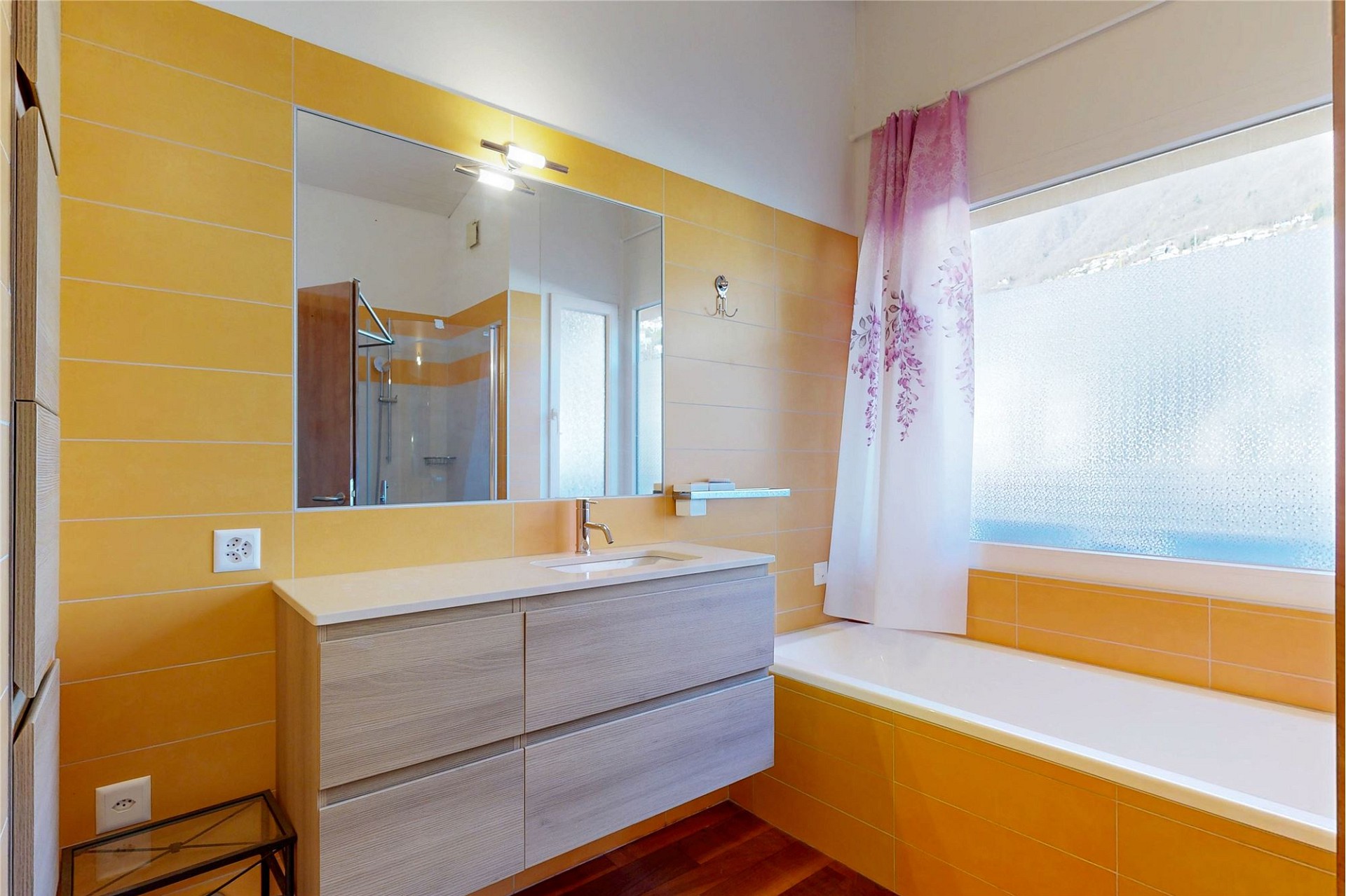 Helles Badezimmer mit Badewanne und Waschtisch