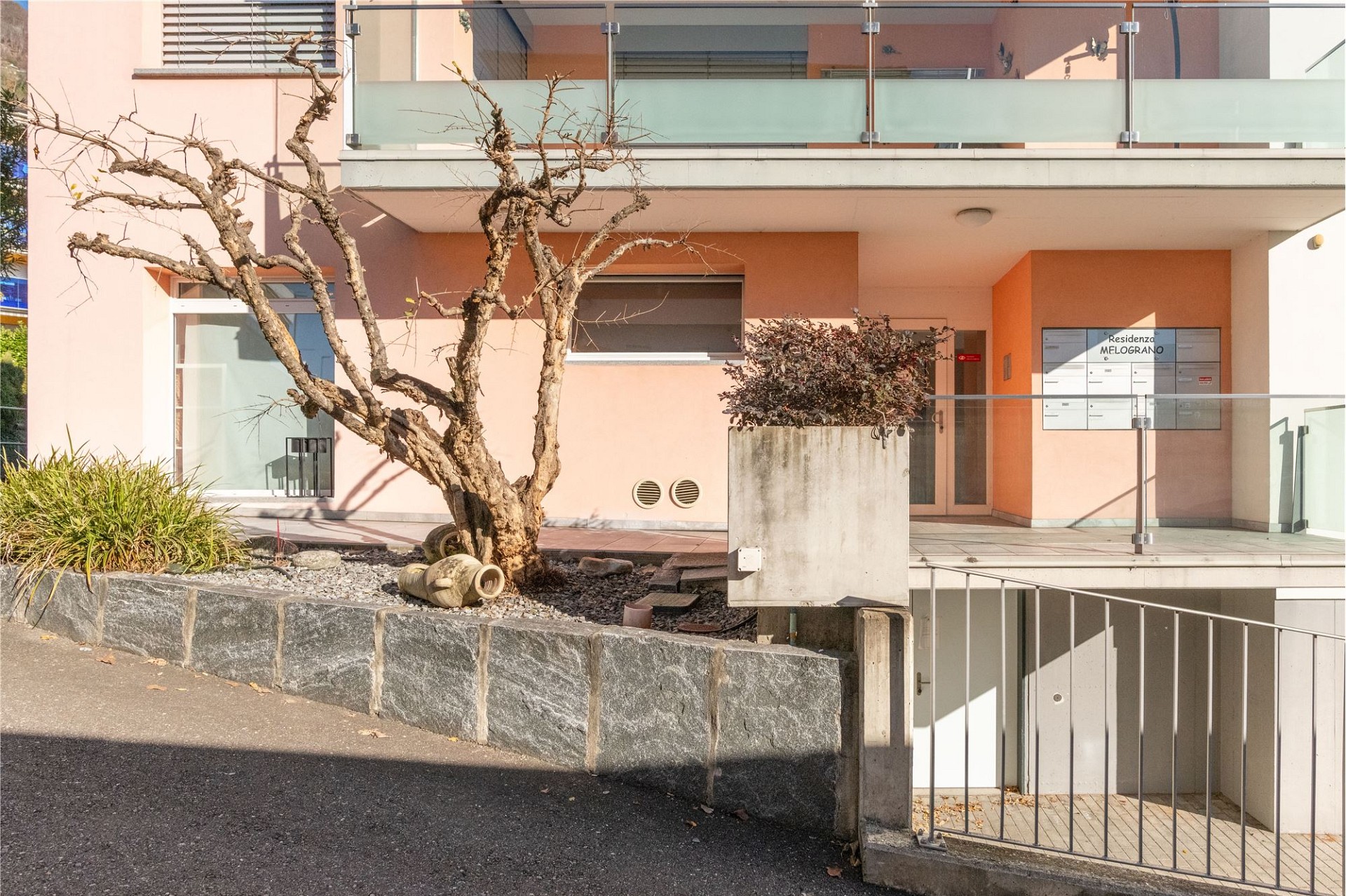 Modernes Mehrfamilienhaus mit Eingang und Balkon