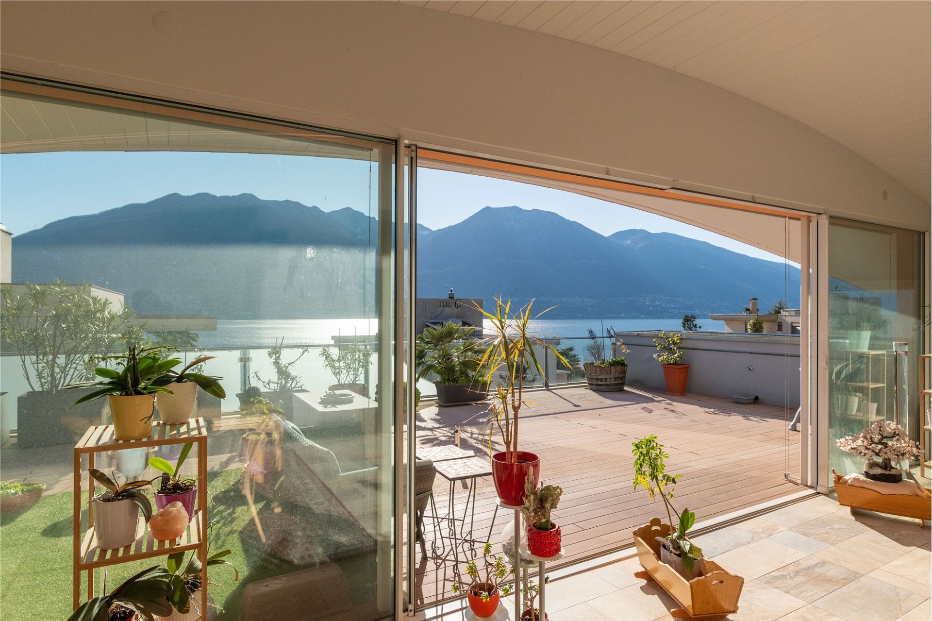Terrasse mit Berg- und Seeblick