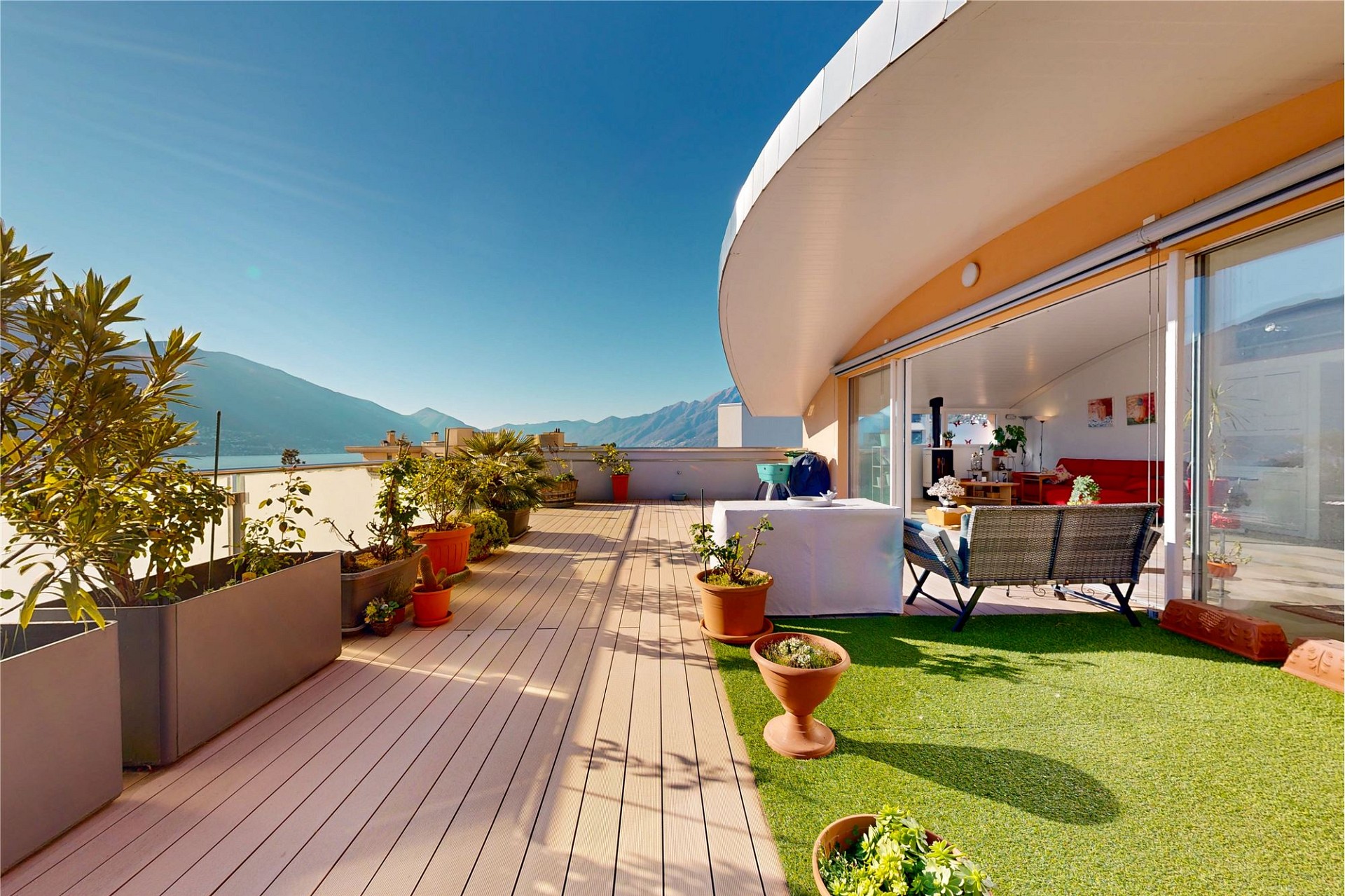Große Dachterrasse mit Meer- und Bergblick