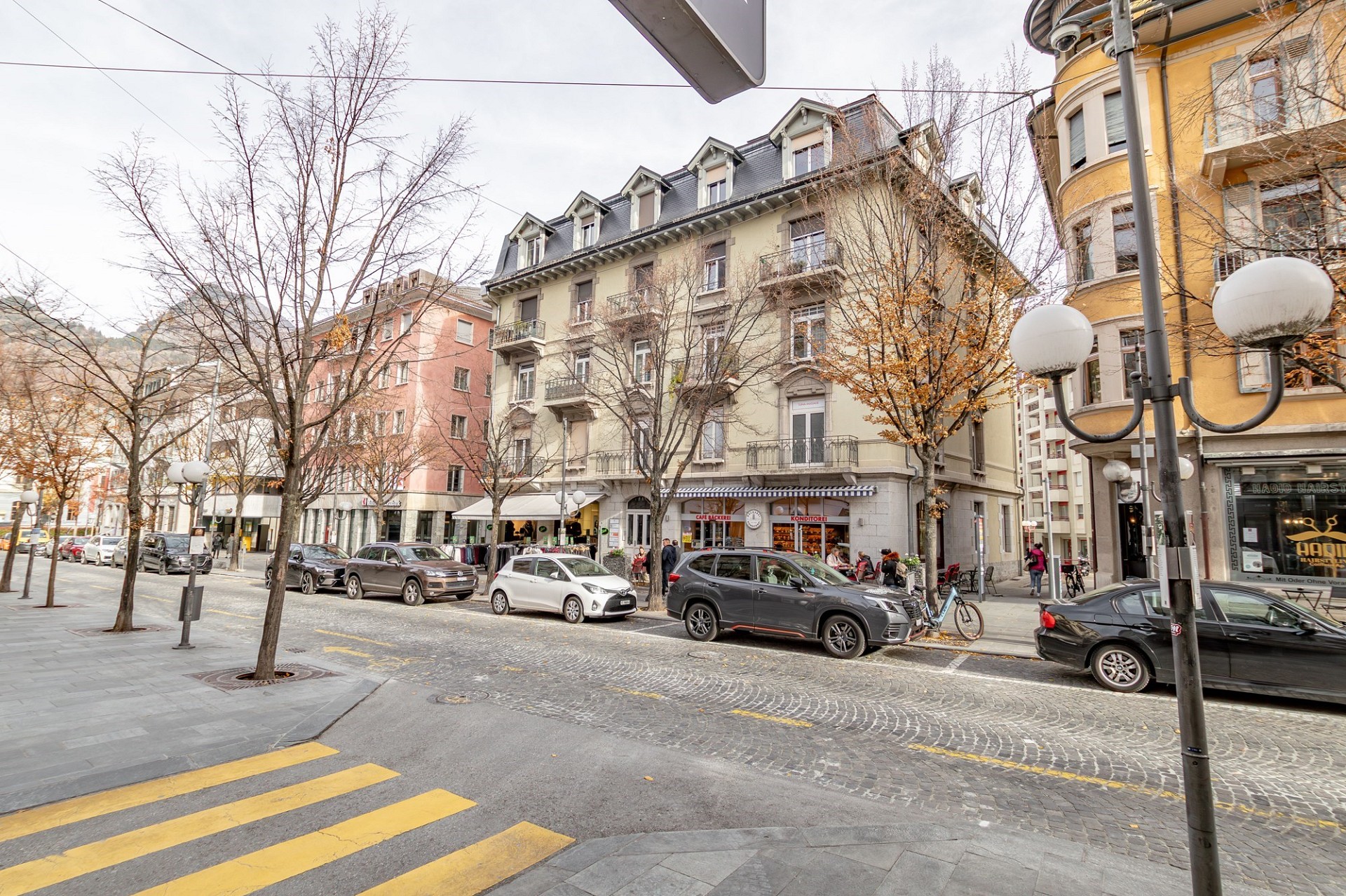 Städtische Straßenszene mit historischer Bebauung