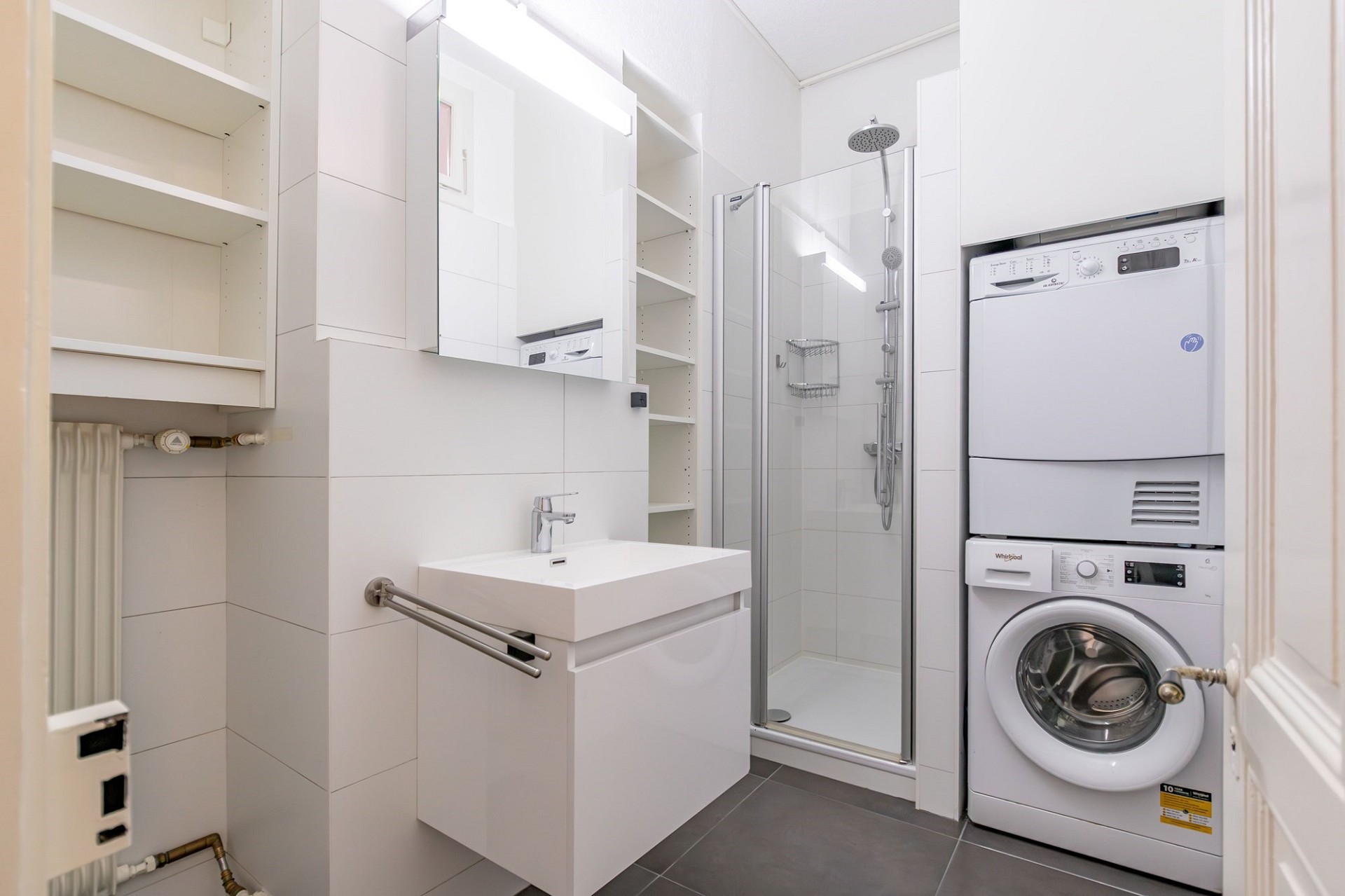 Modernes Badezimmer mit Hauswirtschaftsbereich