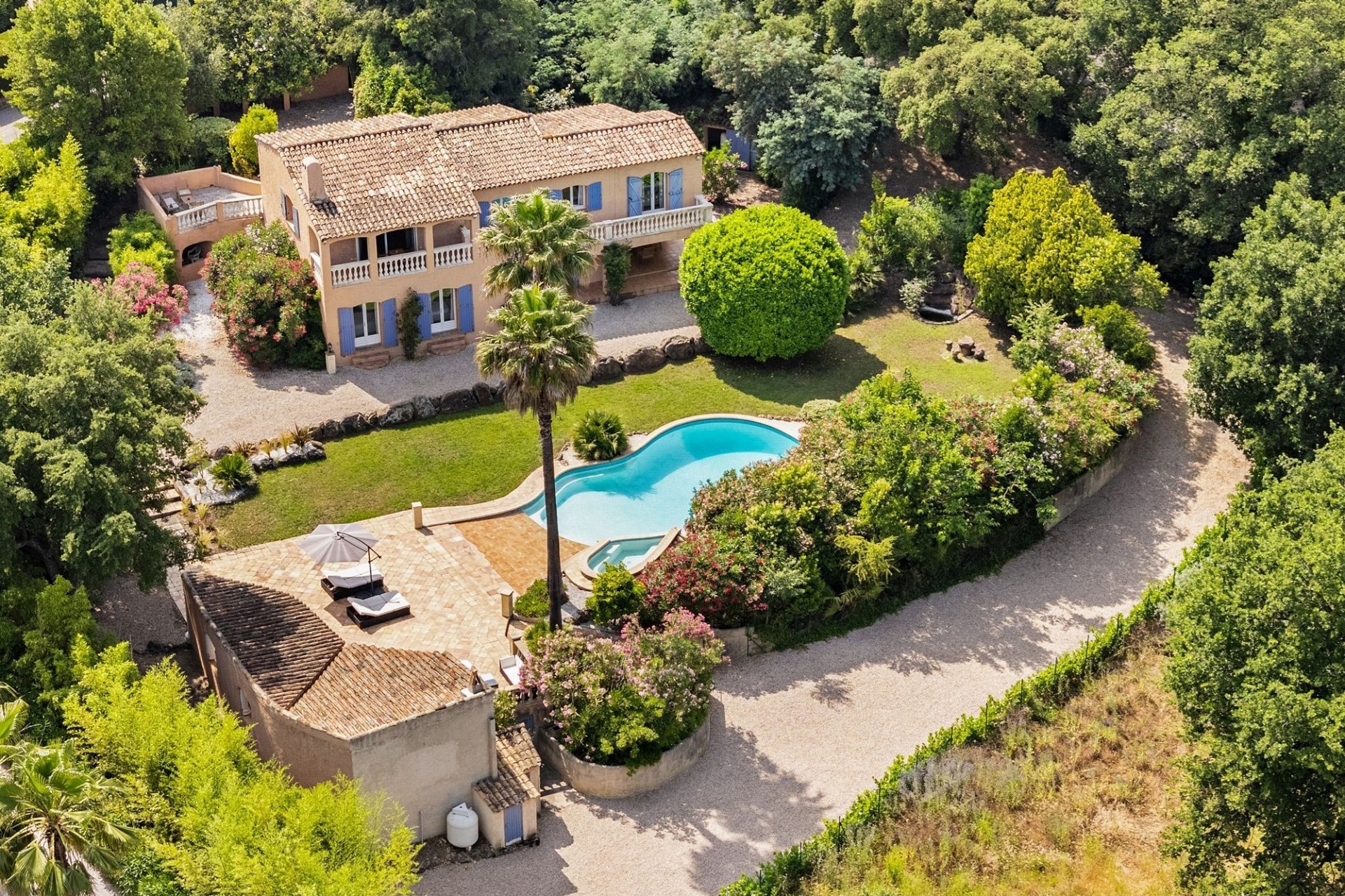 Ländliche Villa mit Pool und großem Garten