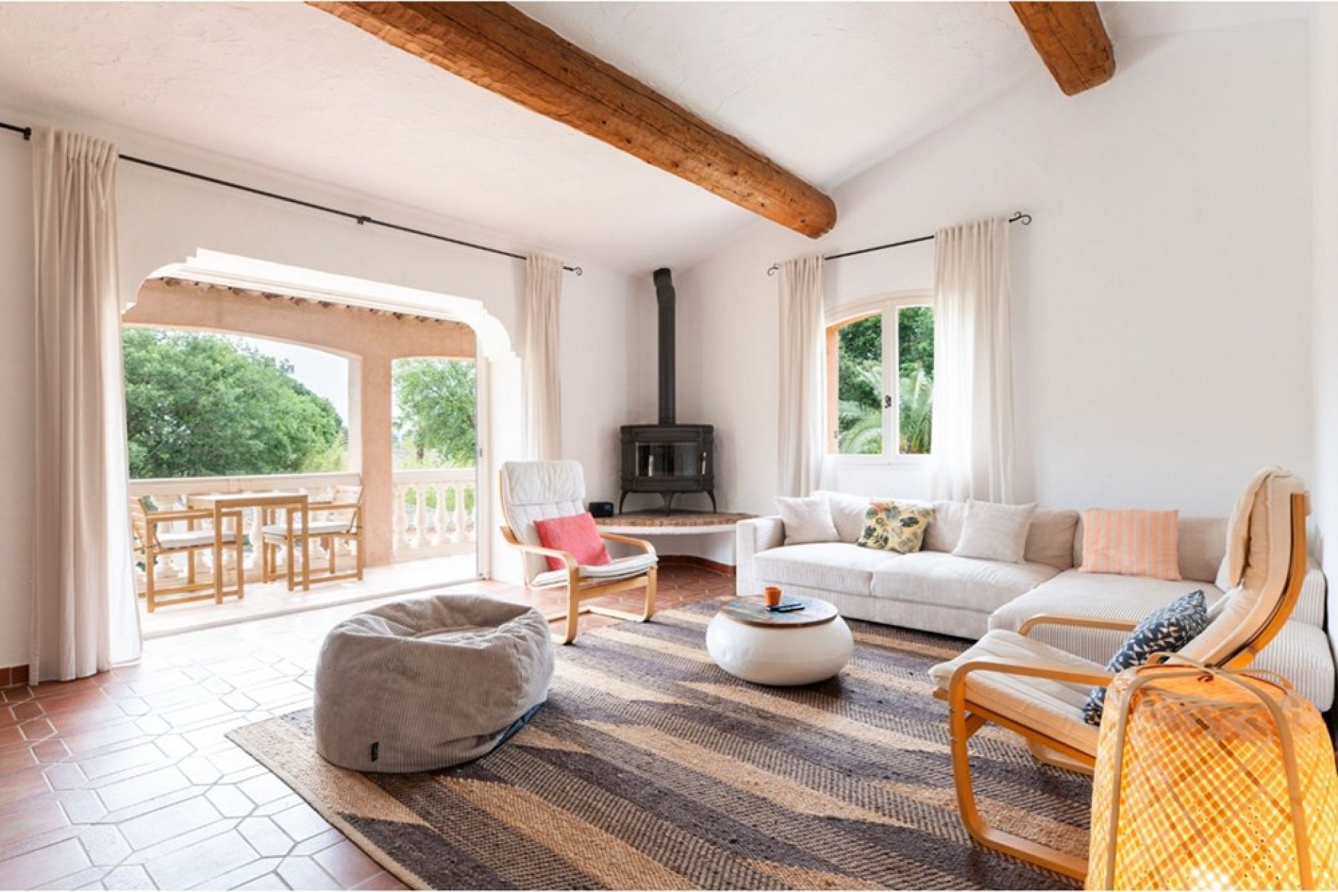 Helles Wohnzimmer mit Kamin und Terrassenblick