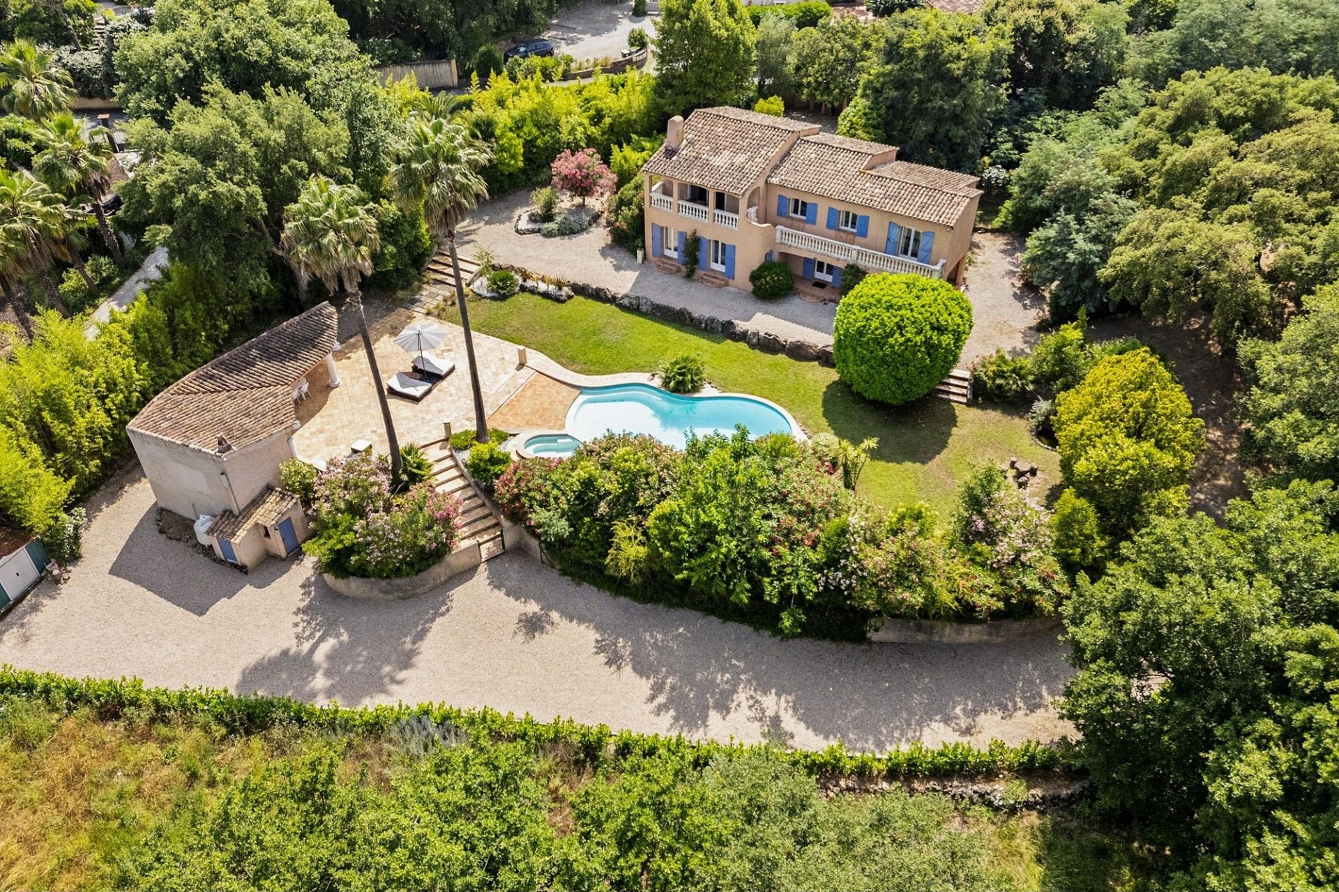 Luftaufnahme einer mediterranen Villa mit Pool und großem Garten