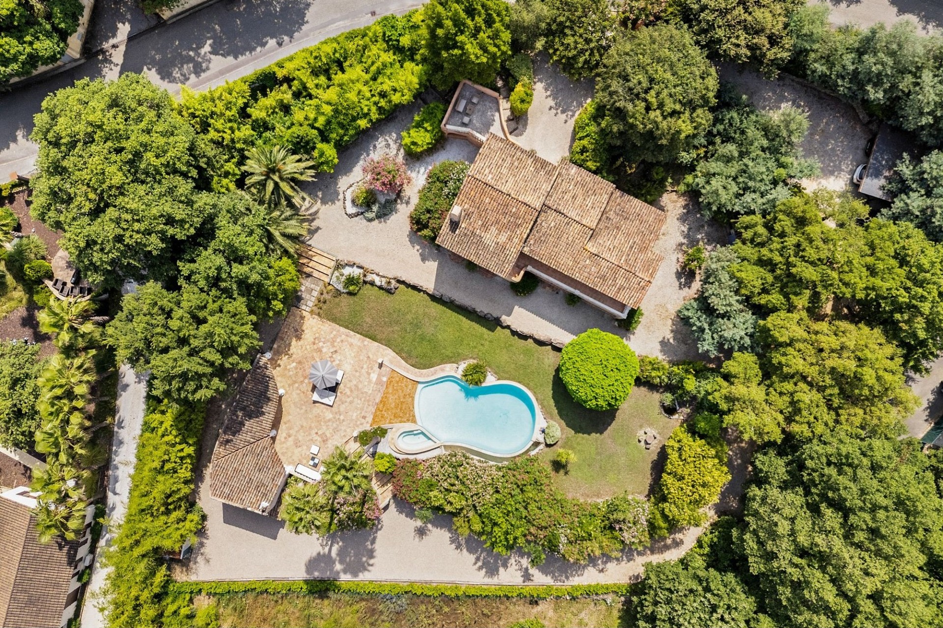 Luftaufnahme eines mediterranen Anwesens mit Pool und Garten