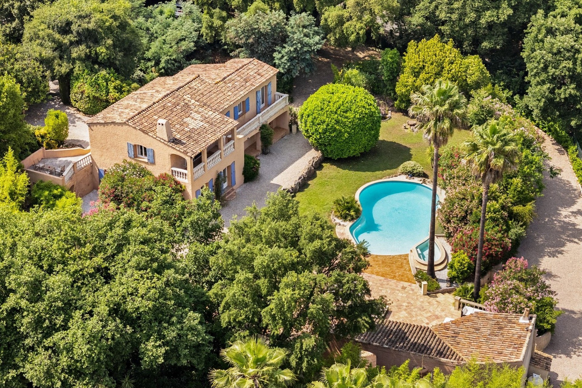 Luftaufnahme einer mediterranen Villa mit Pool