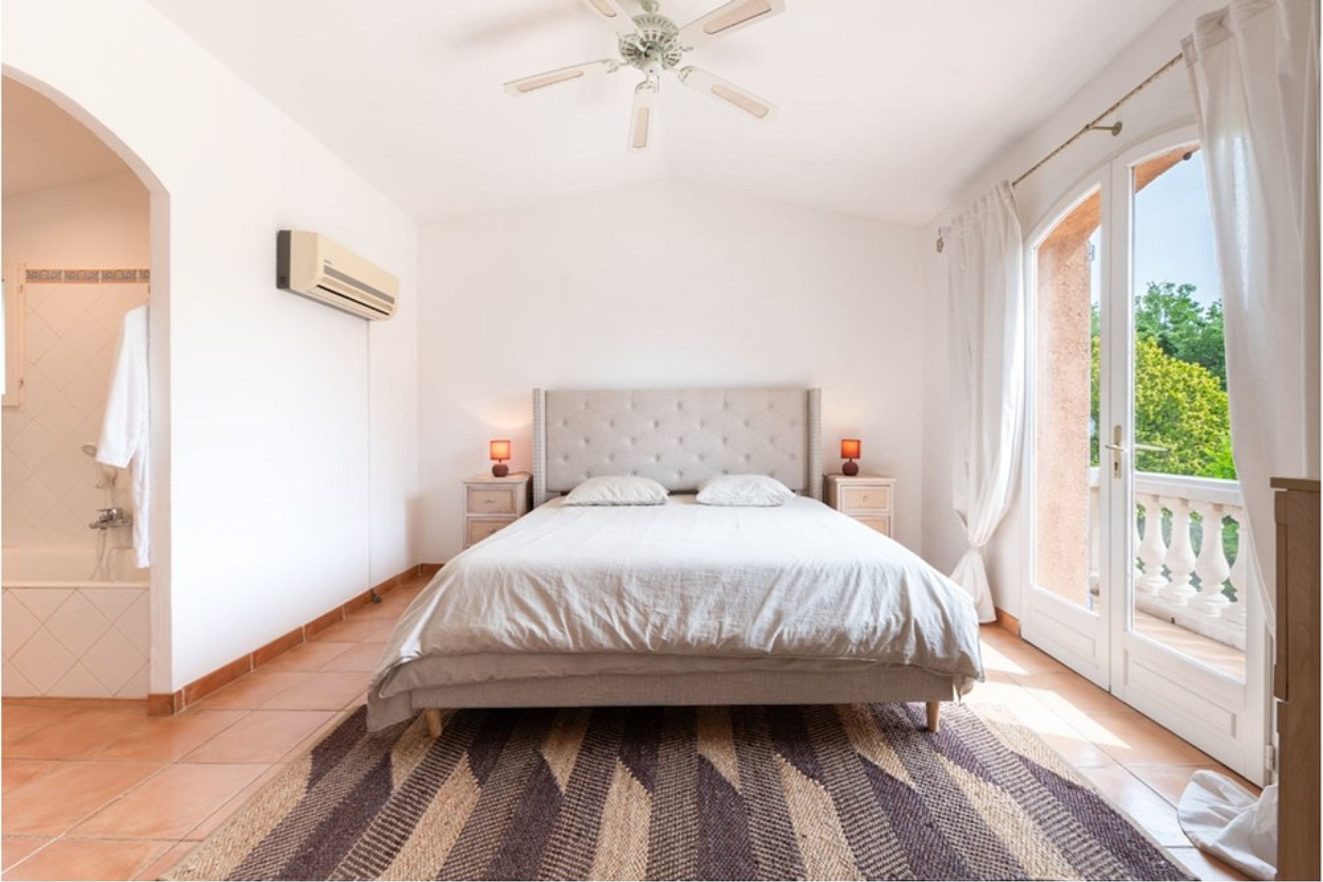 Helles Schlafzimmer mit Balkonblick