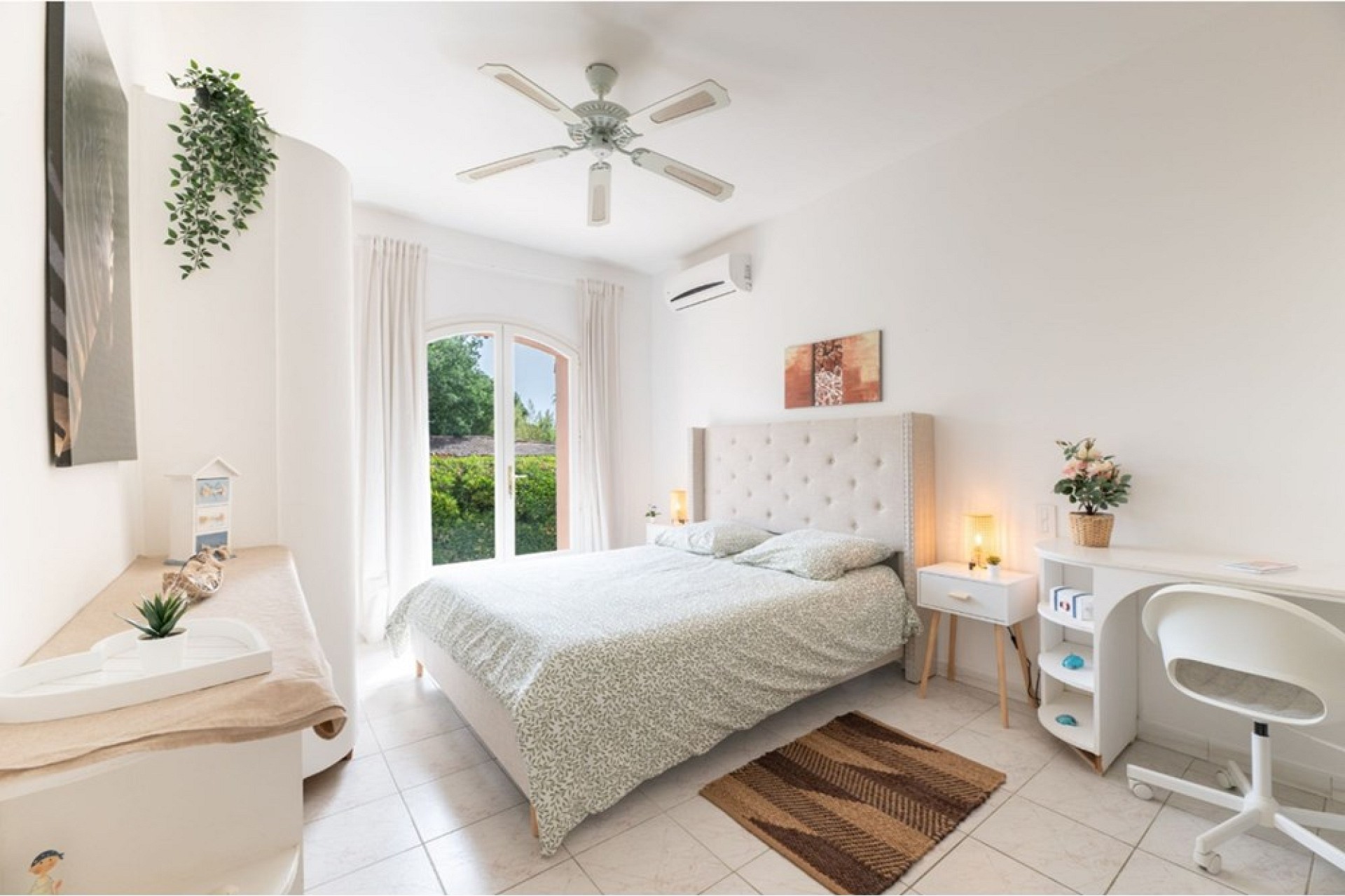 Helles Schlafzimmer mit Balkon- bzw. Gartenzugang