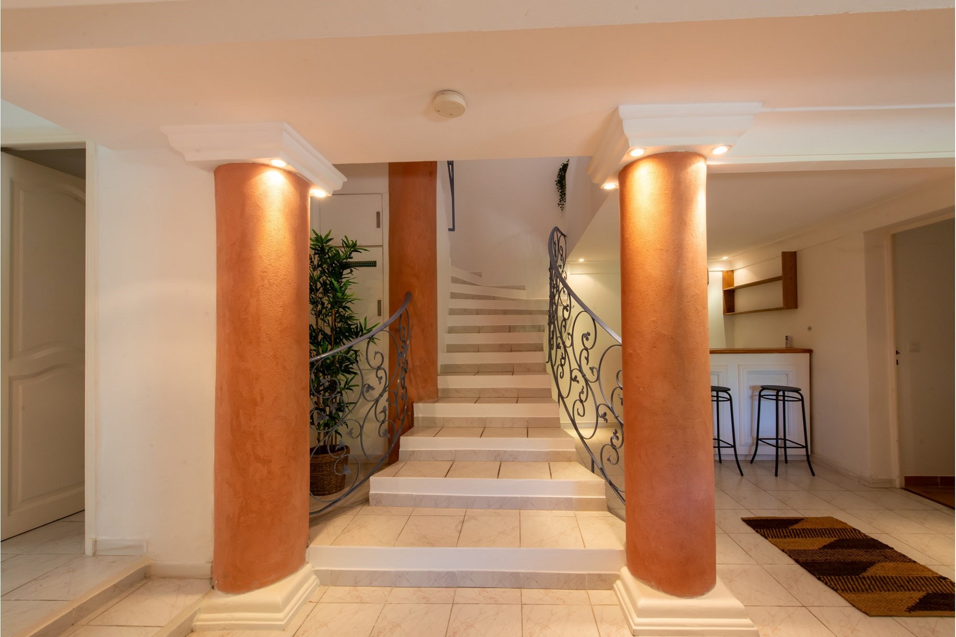 Eingangsbereich mit Treppe und Säulen