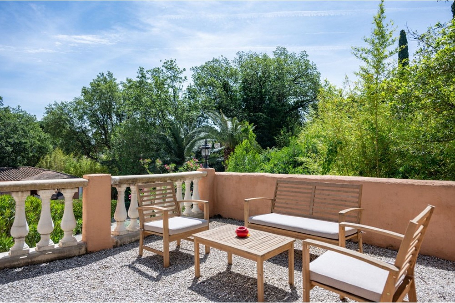 Terrasse mit Sitzgruppe und Gartenblick