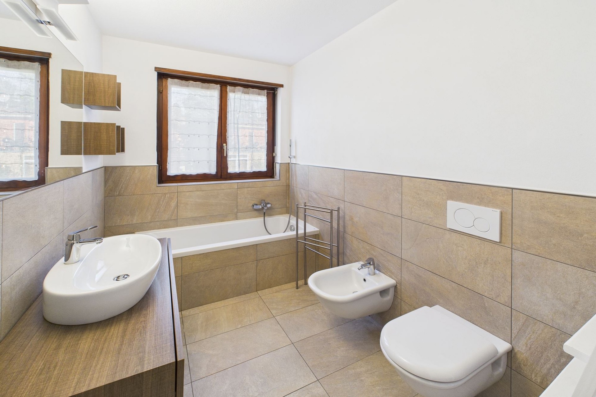 Helles Badezimmer mit Wanne und Doppelwaschtisch