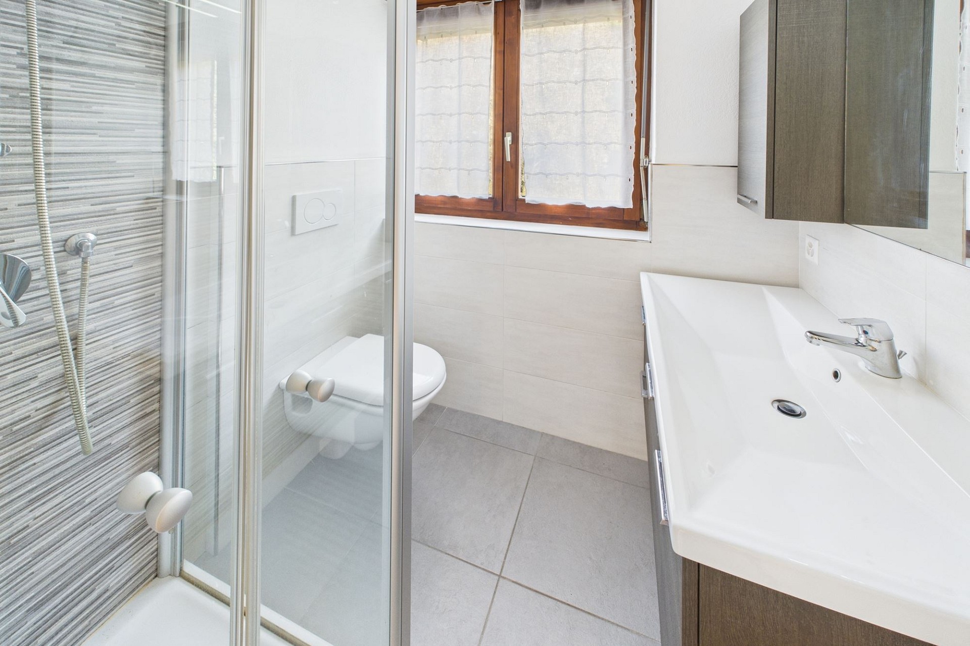 Modernes Badezimmer mit Dusche, WC und Waschtisch