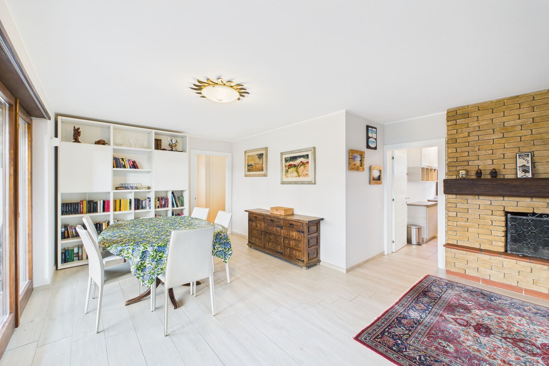 Esszimmer mit Kamin und Bücherwand