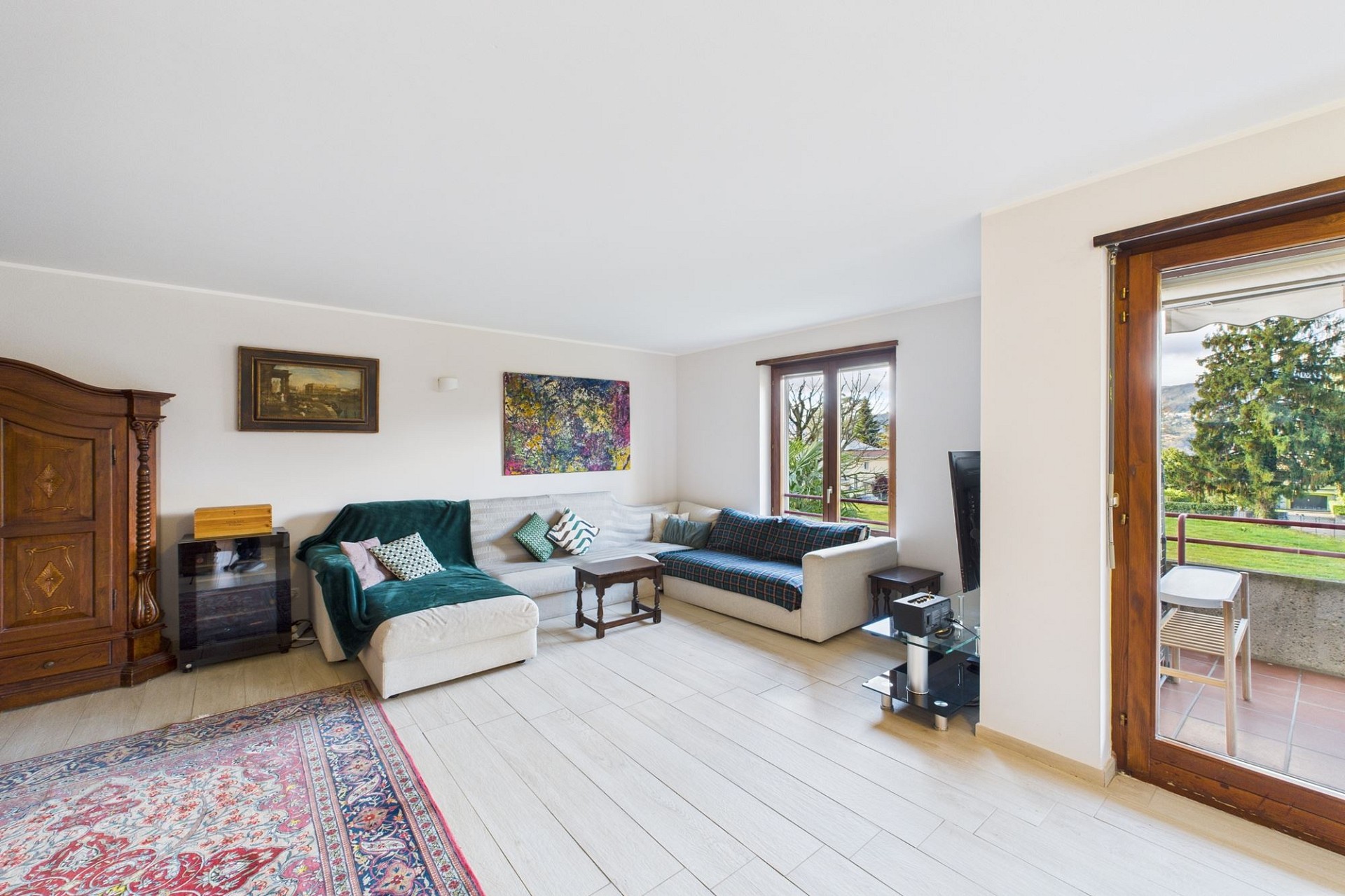 Helles Wohnzimmer mit Balkonzugang