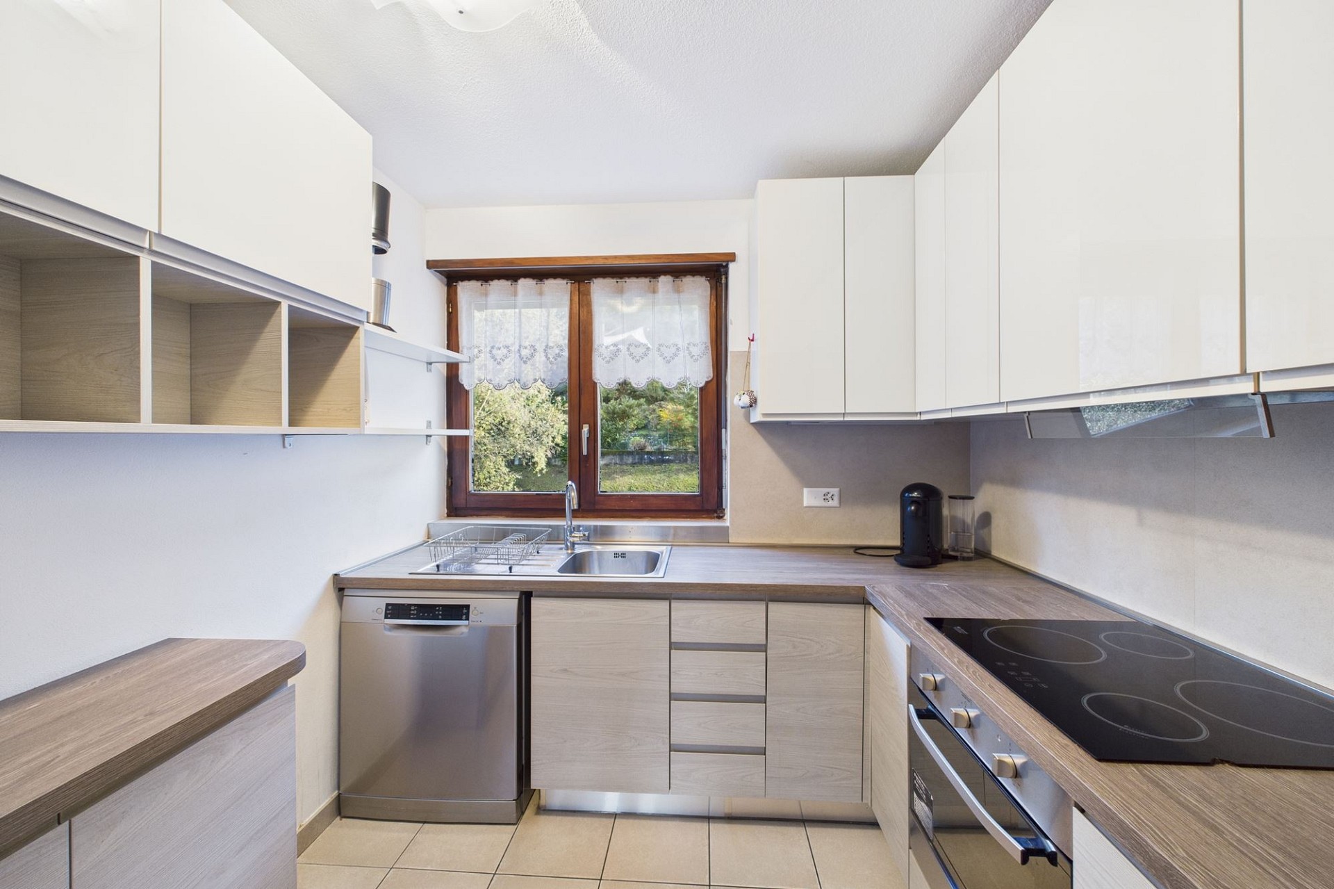 Moderne, kompakte Küche mit Fenster