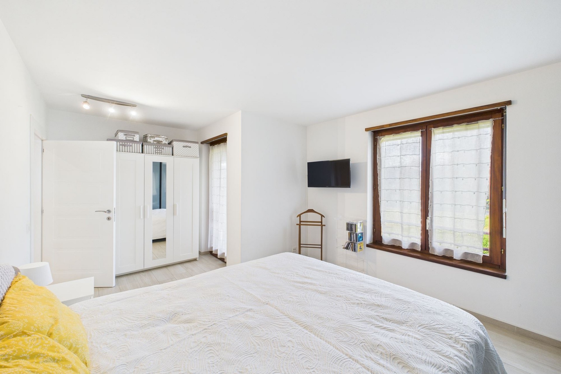 Helles Schlafzimmer mit weißer Einrichtung