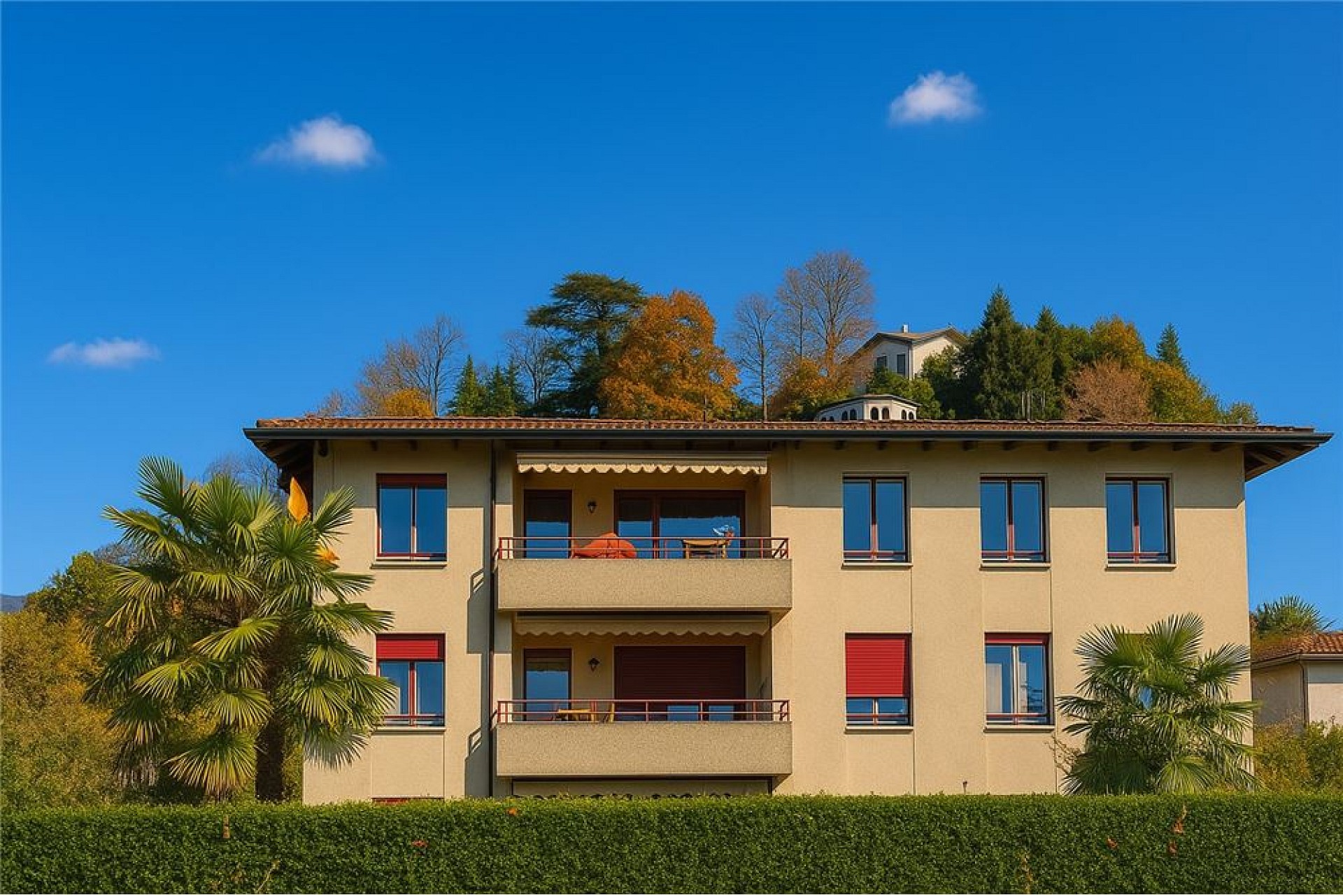Mehrfamilienhaus mit Balkon und Gartenansicht