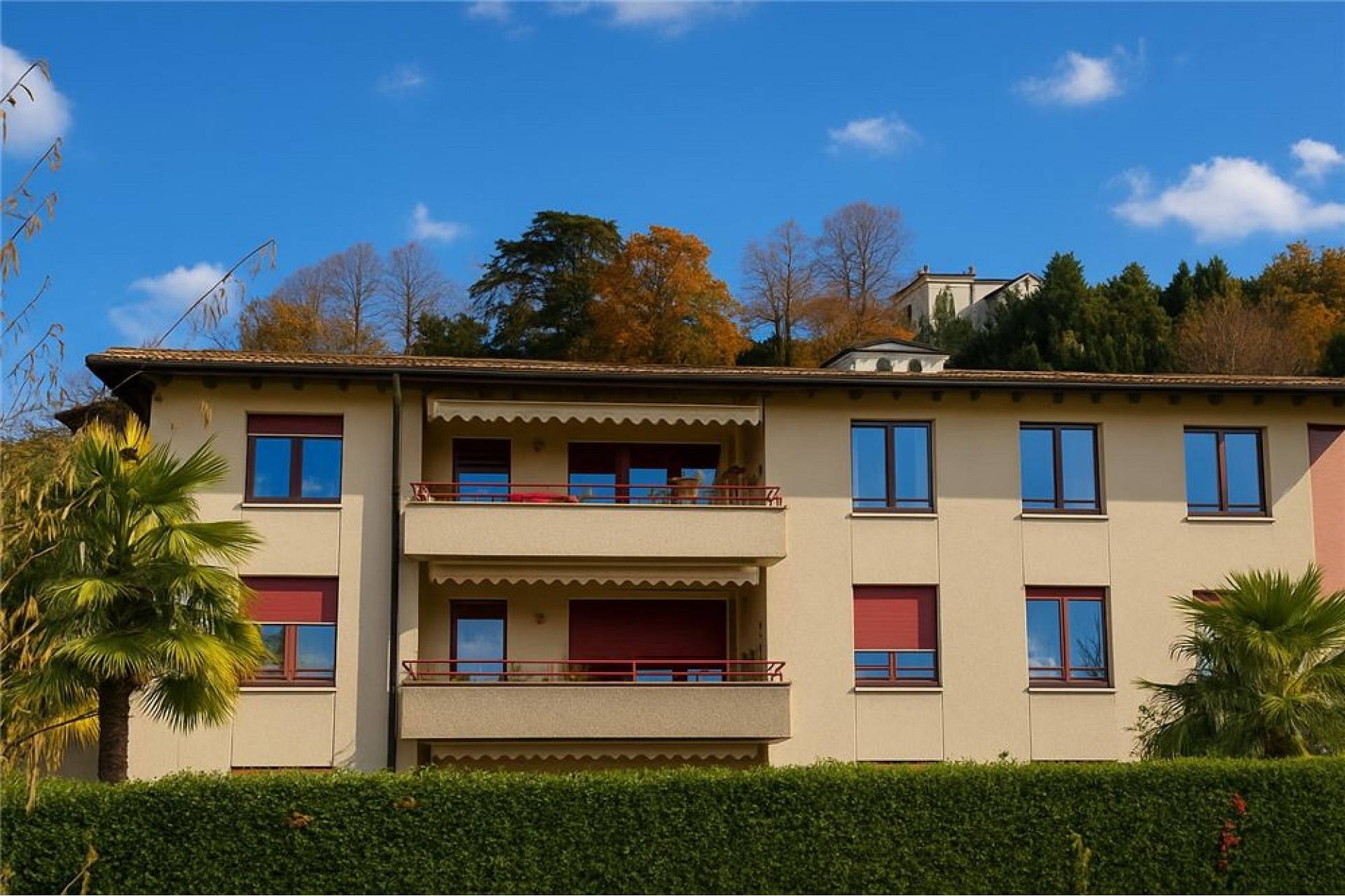 Wohnhaus mit Balkonen und Gartenblick