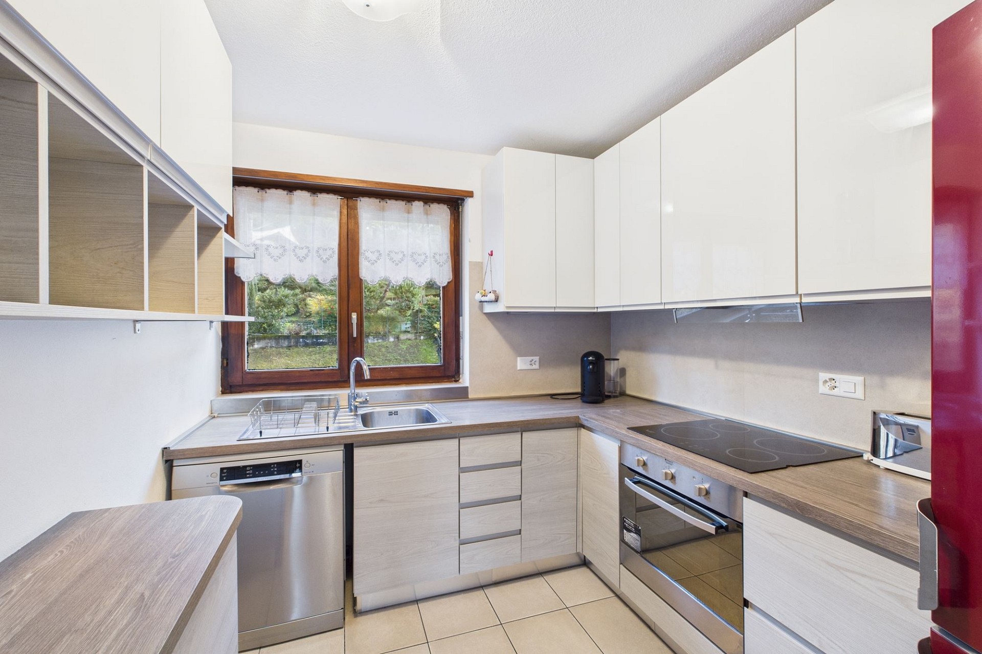Moderne Einbauküche mit Fenster