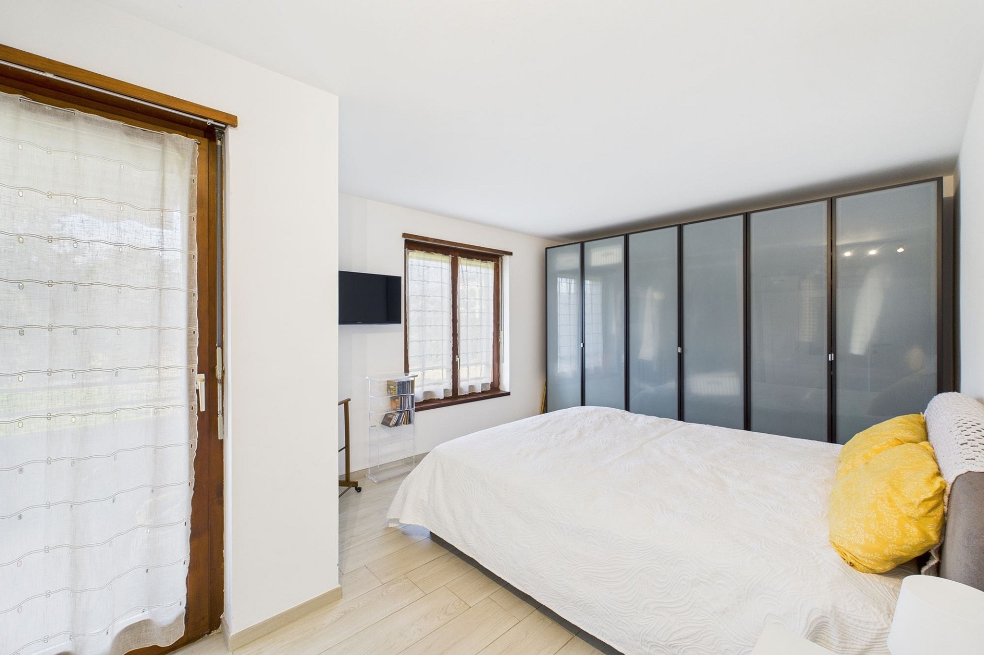 Helles Schlafzimmer mit großem Kleiderschrank
